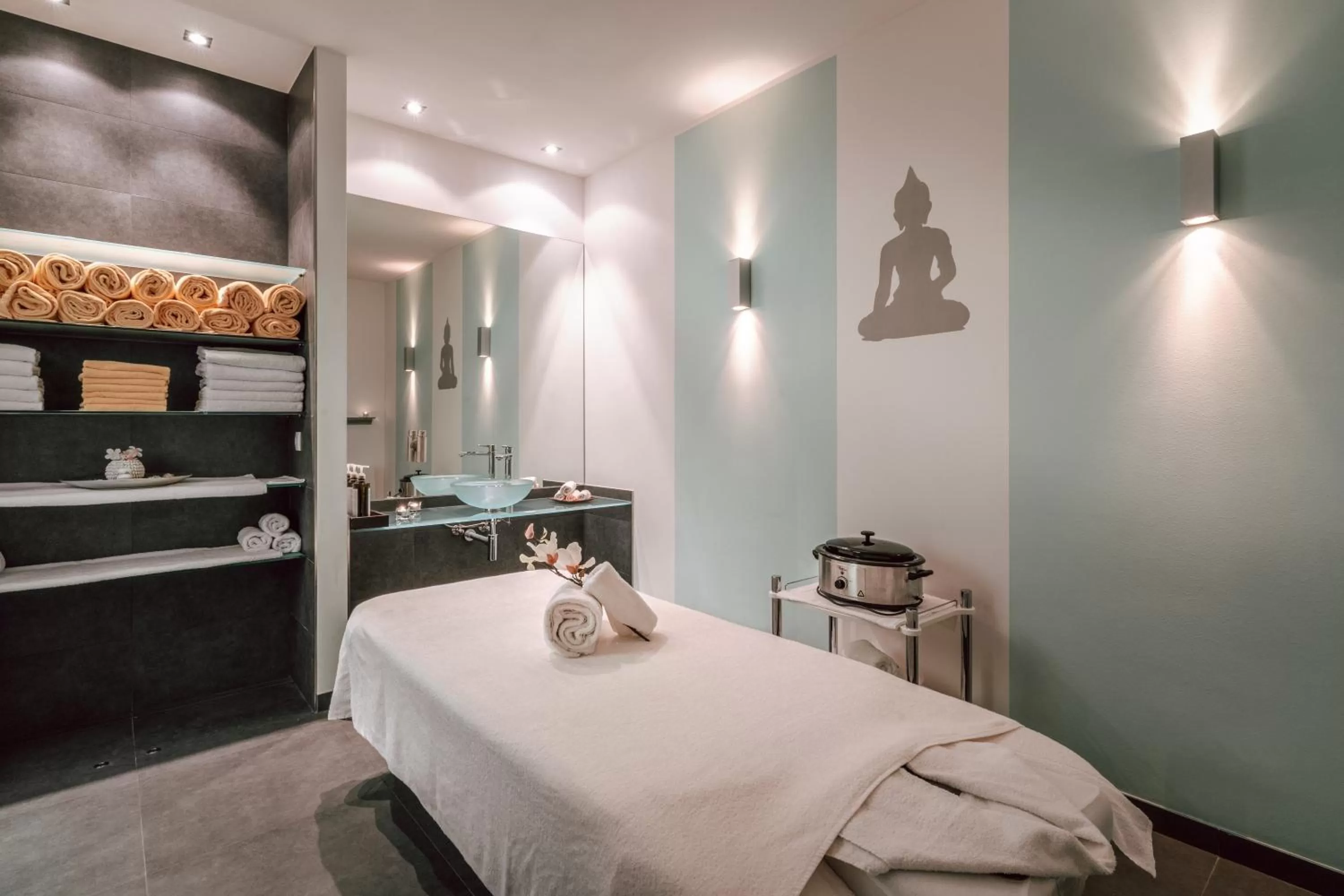 Massage, Bed in Hotel Yachtclub