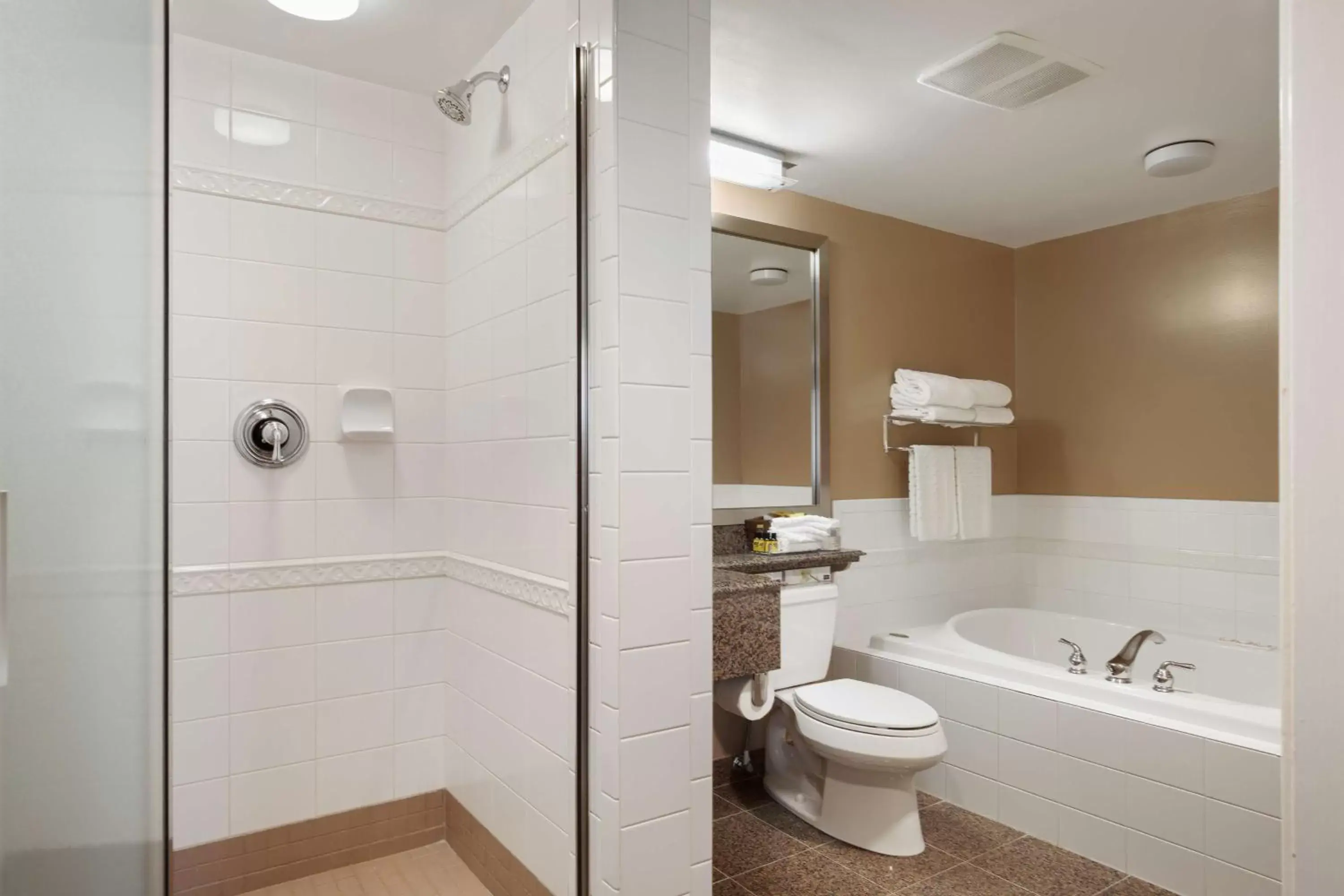 Bathroom in Best Western Plus Columbia River Hotel