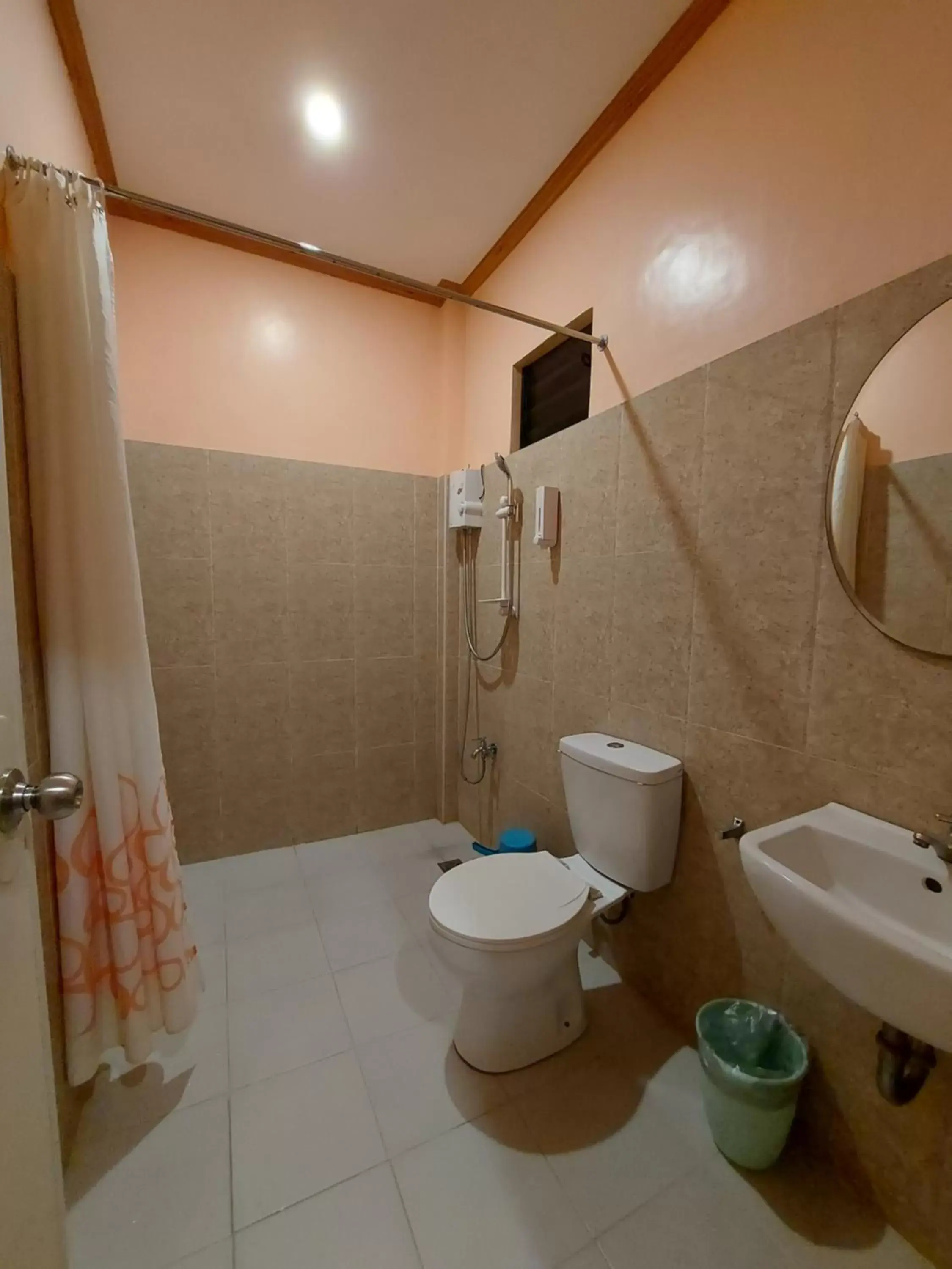 Bedroom, Bathroom in New Village Lodge