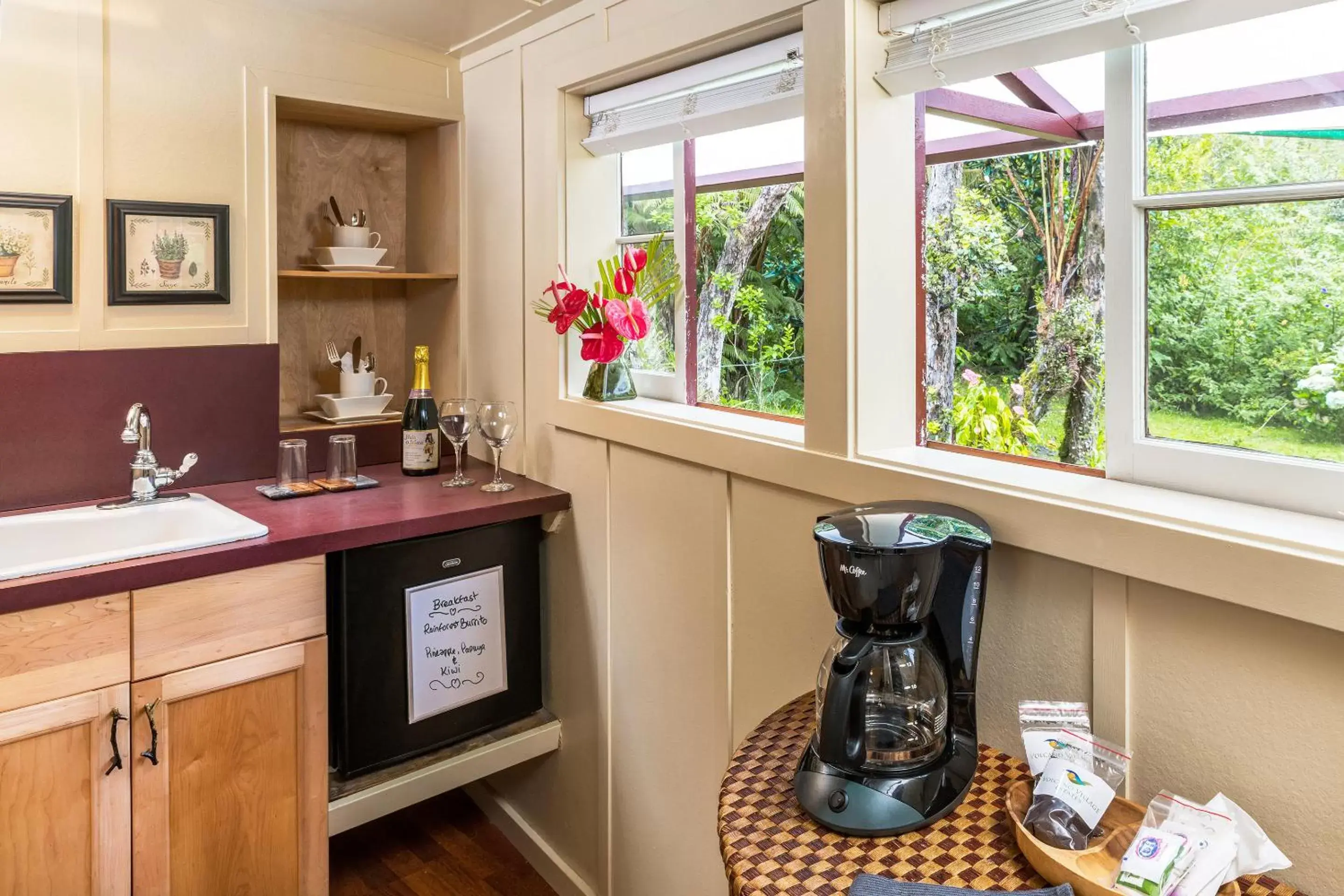 Coffee/tea facilities, Kitchen/Kitchenette in Volcano Village Estates