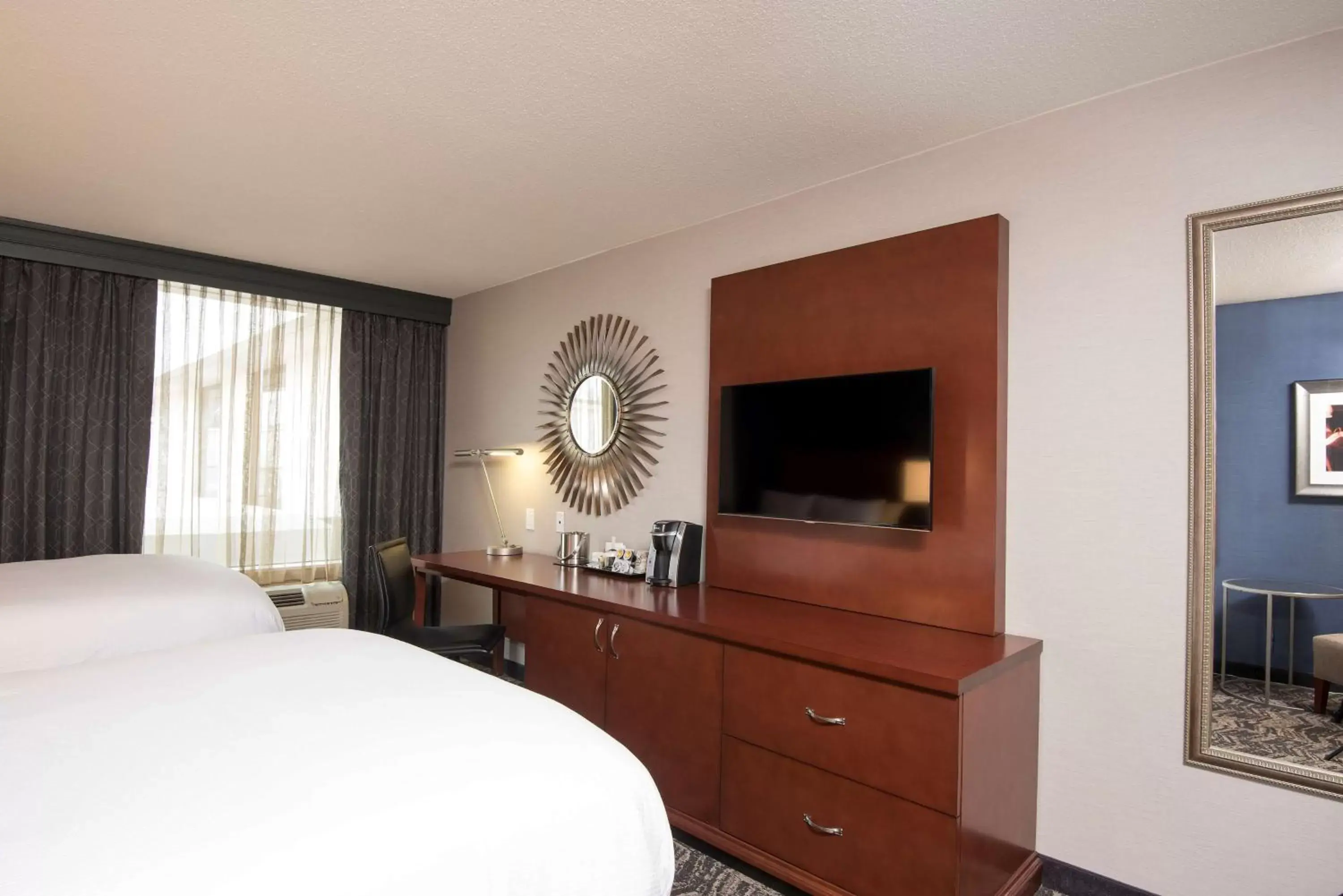 Bedroom, TV/Entertainment Center in DoubleTree by Hilton Schenectady