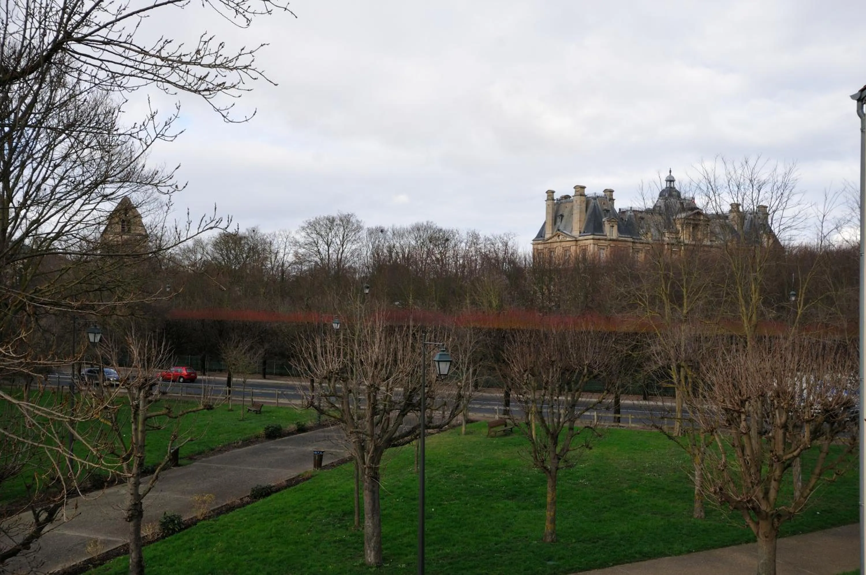Garden view in ibis Maisons Laffitte