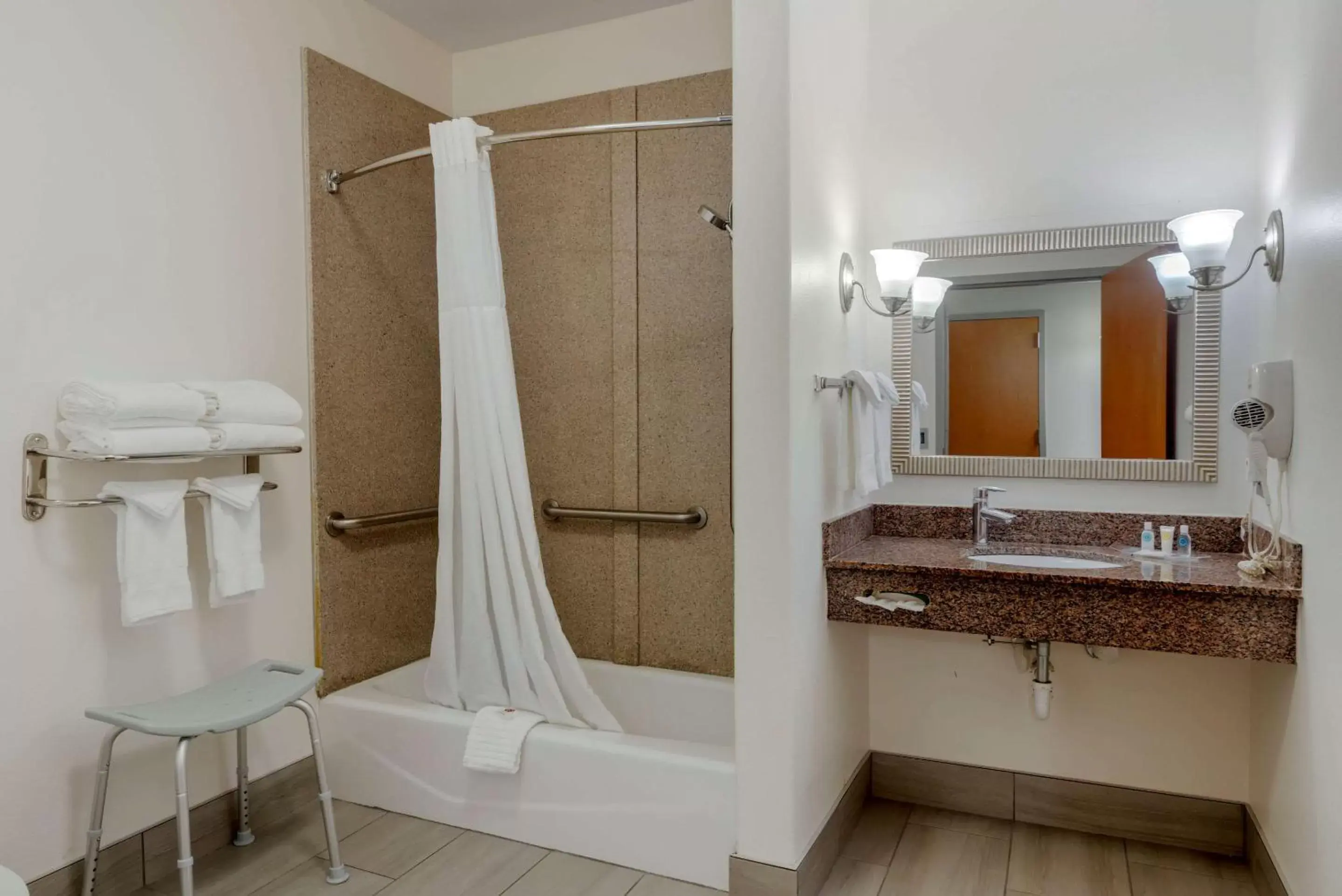 Bedroom, Bathroom in Comfort Suites Stockbridge Atlanta South