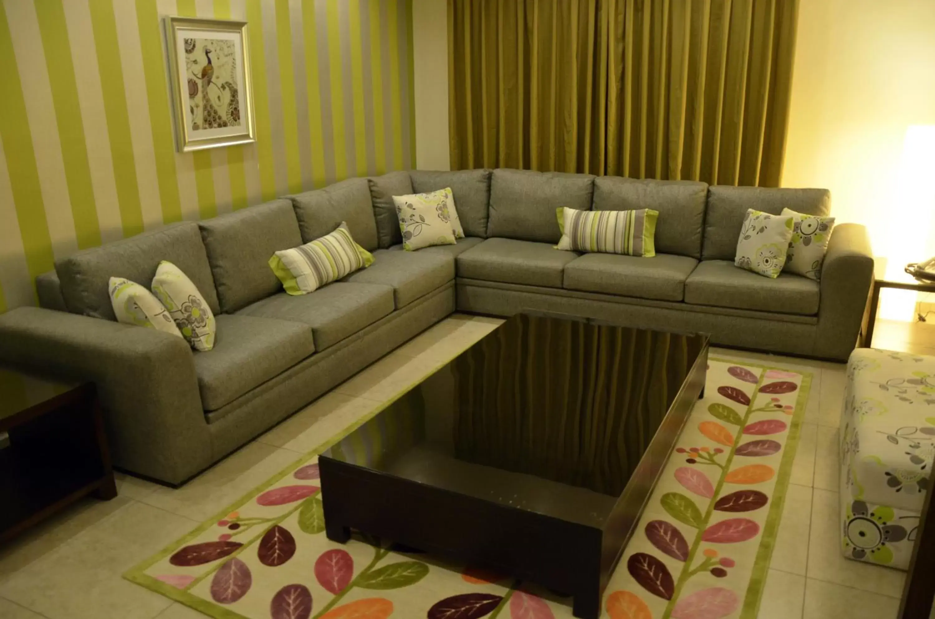 Living room, Seating Area in City Rose Hotel Suites