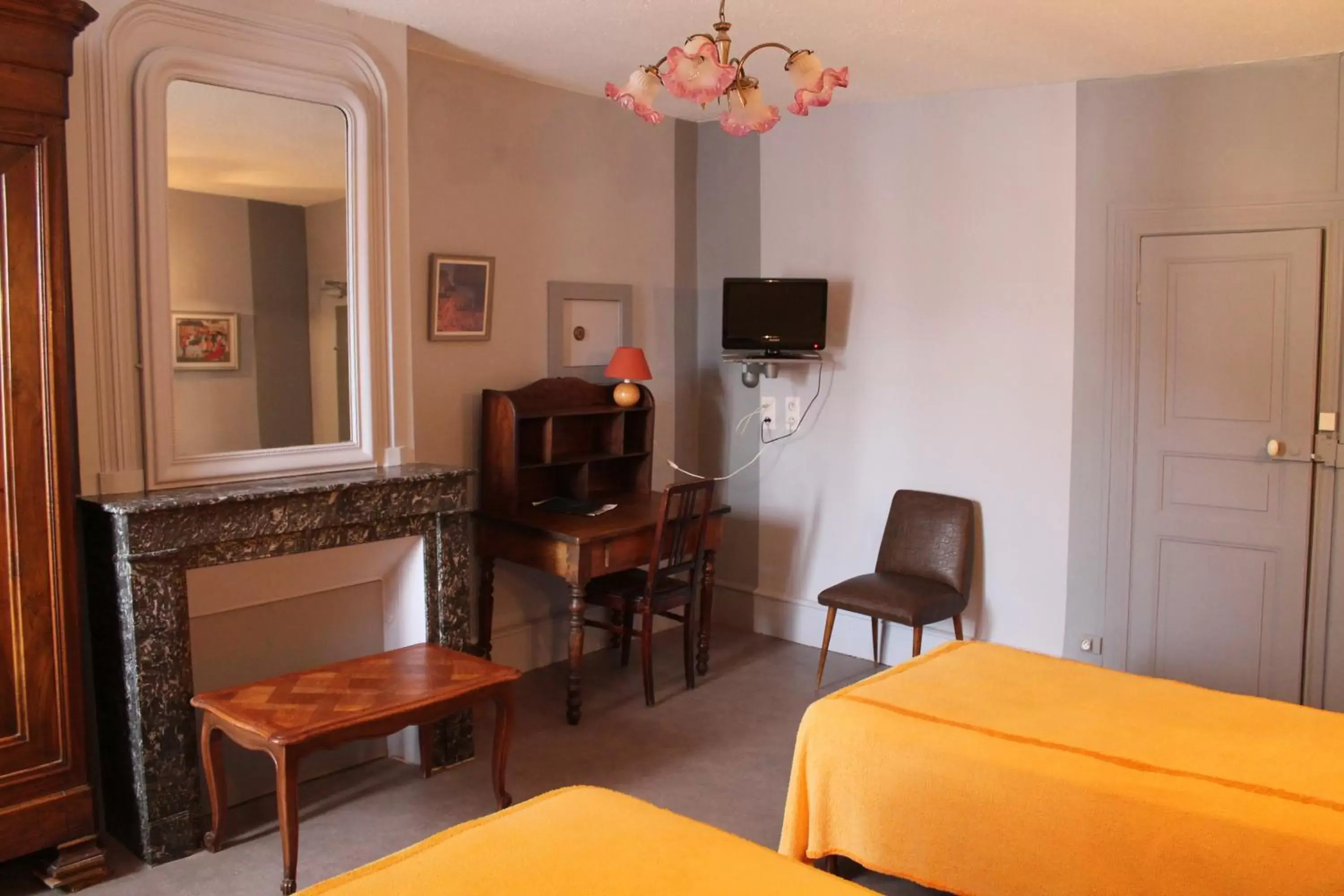 Photo of the whole room, TV/Entertainment Center in Hôtel Le Portalou