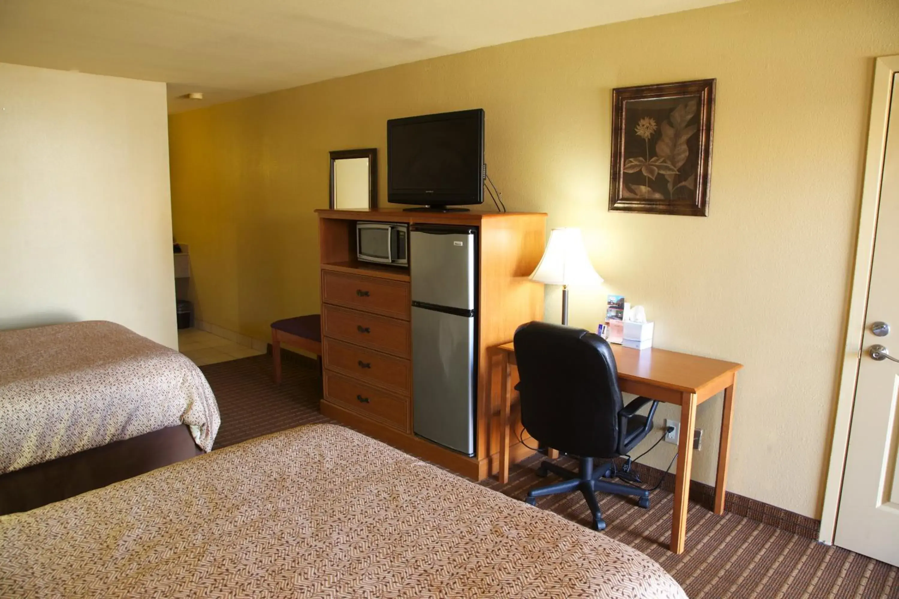 Bedroom, TV/Entertainment Center in Coach Light Inn