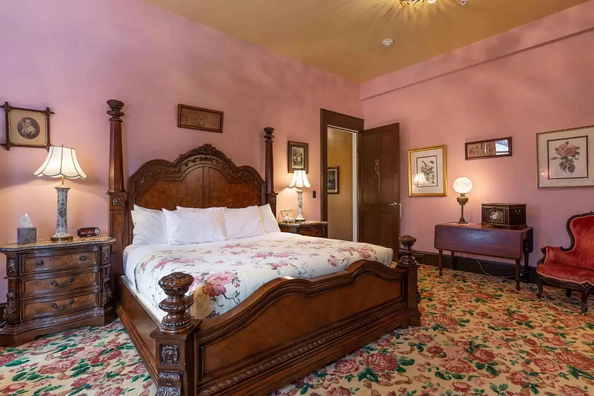 Bed in Steele Mansion Inn & Gathering Hub