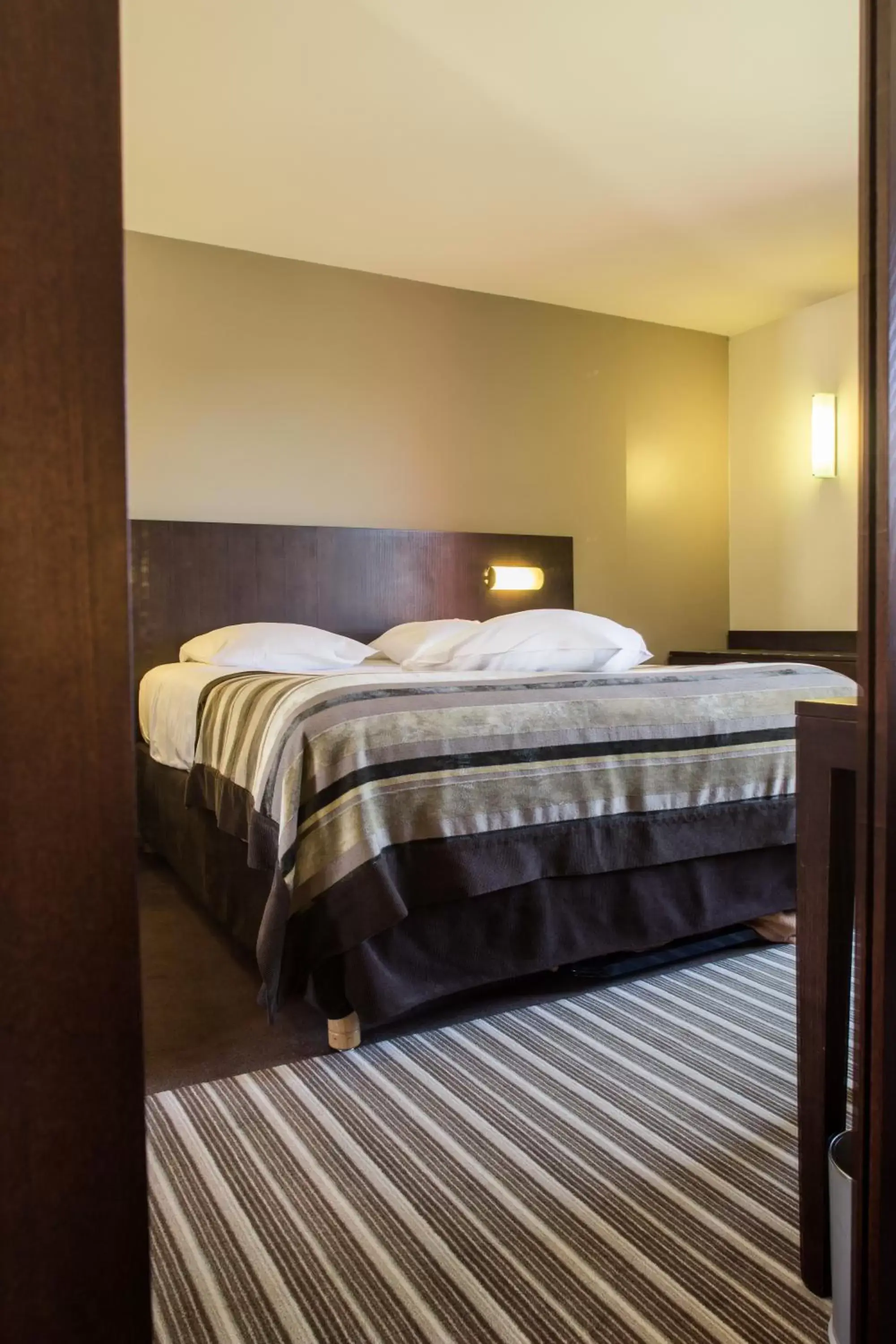 Bedroom, Bed in Logis Hostellerie D'Aussois