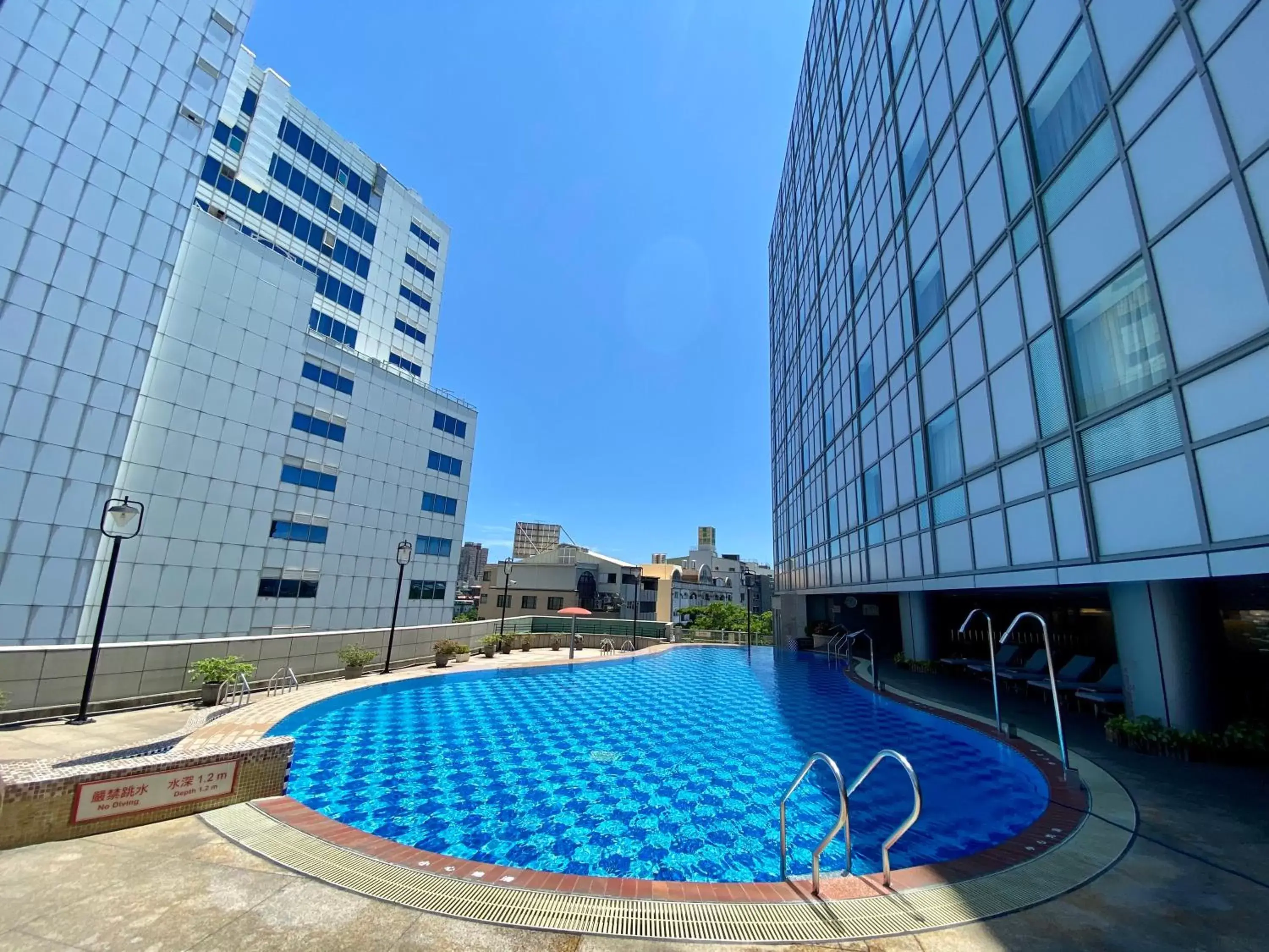 Swimming pool in Evergreen Plaza Hotel - Tainan Swimming pool in Evergreen Plaza Hotel - Tainan