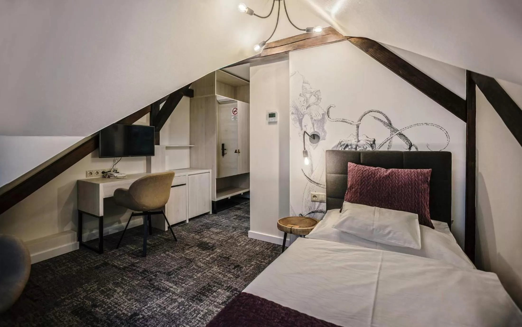 Bed in Piccolo Panzió Vendéglő Vinoteca