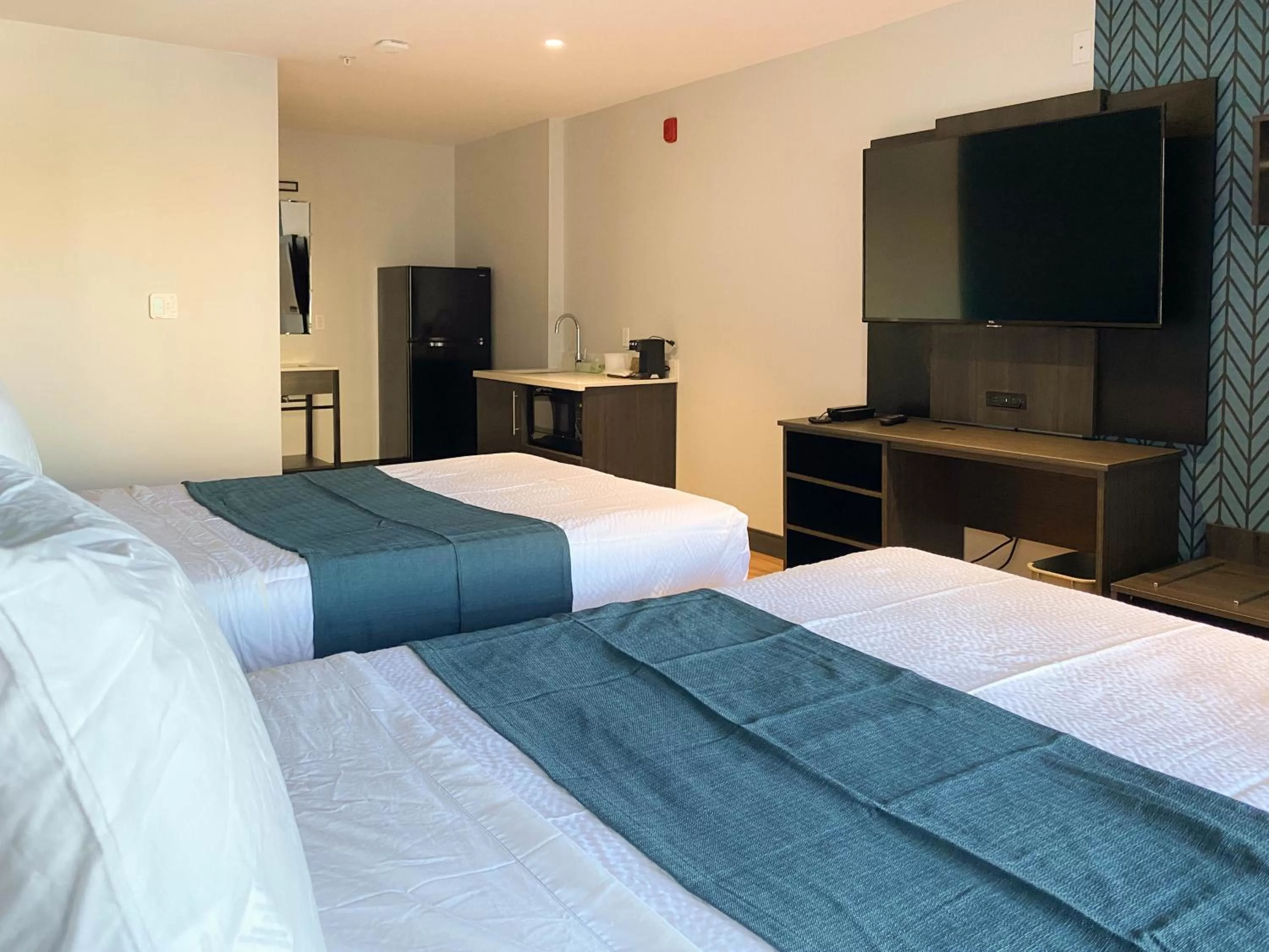 Bedroom, Bed in Studio 6 Suites Stockton, CA Waterfront