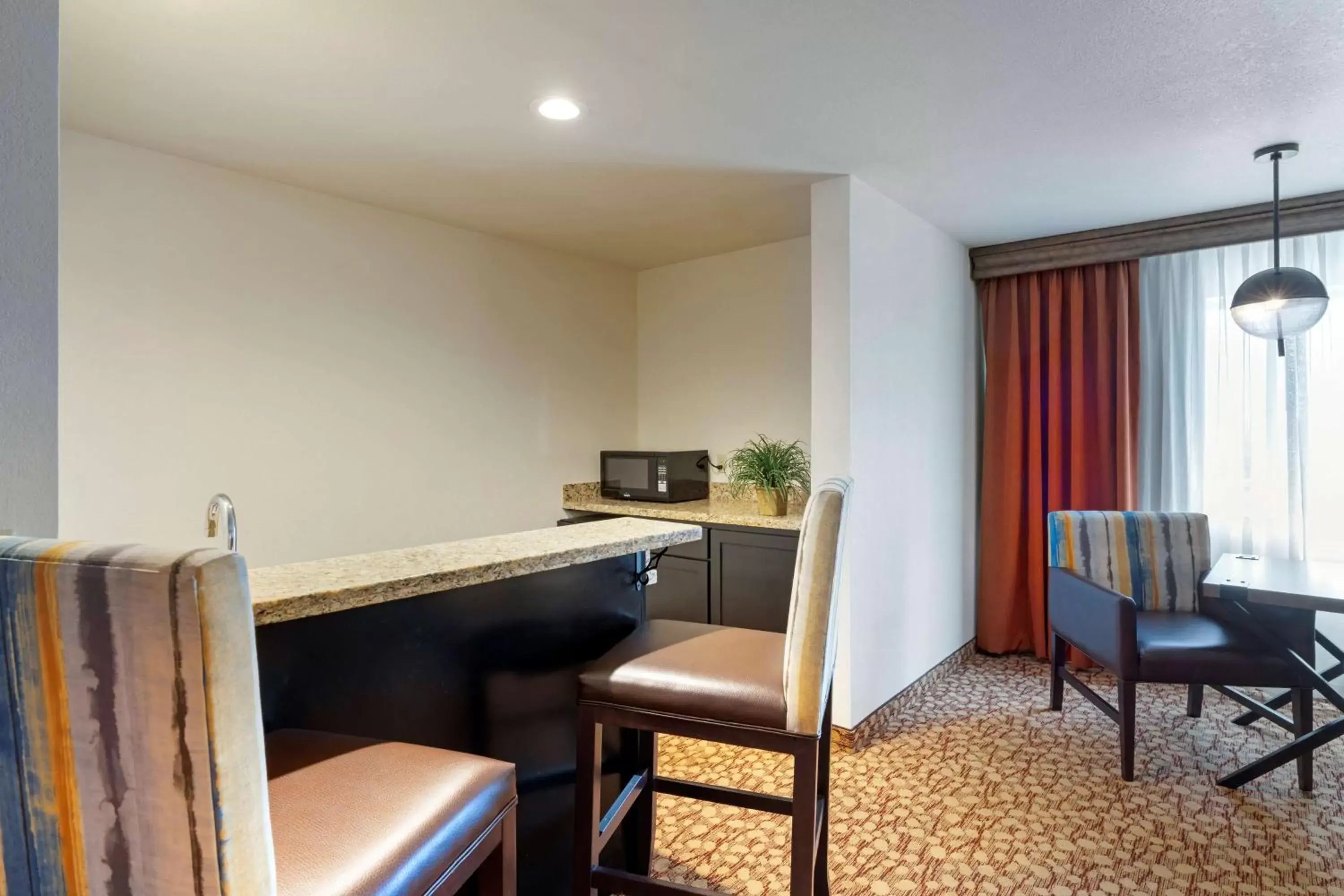 Kitchen or kitchenette, Seating Area in Best Western Plus Mill Creek Inn