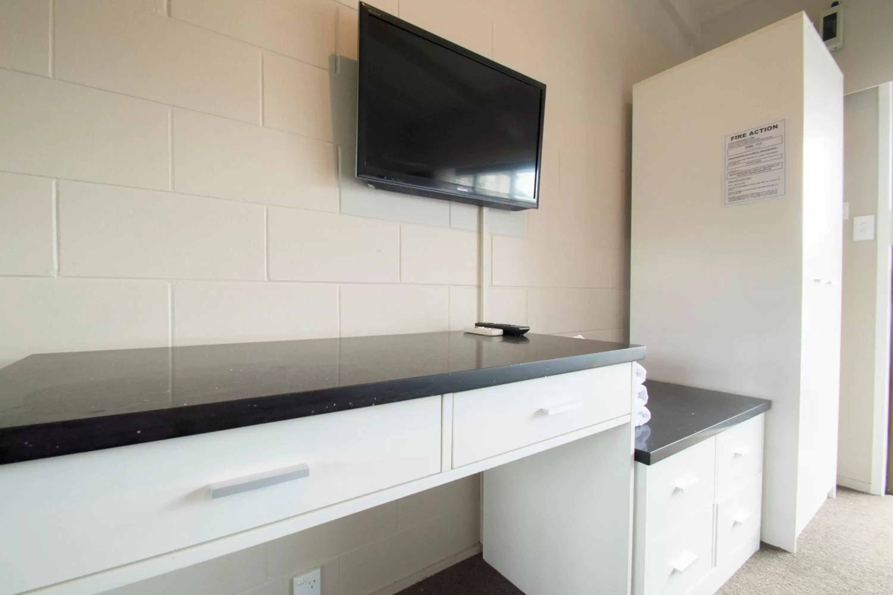 TV/Entertainment Center in Middlemore Motel