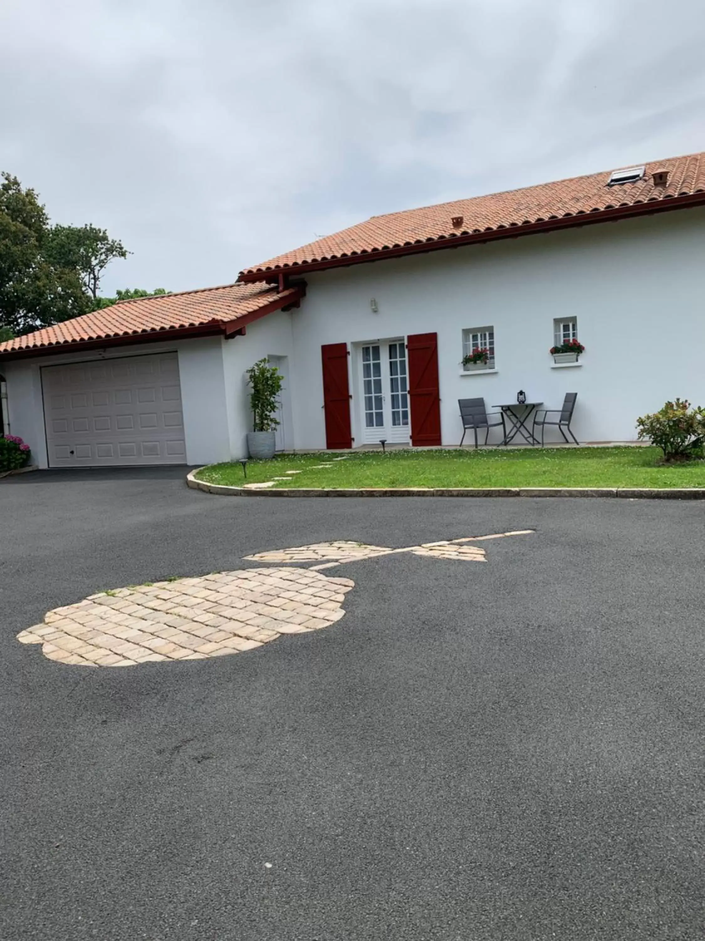 Facade/entrance, Property Building in Villa Les Hortensias B&B