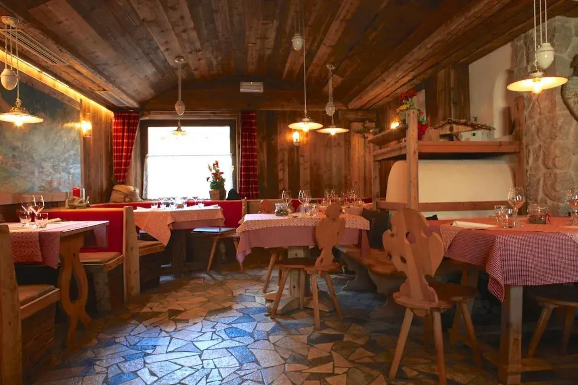 Restaurant/Places to Eat in Garnì Ladin