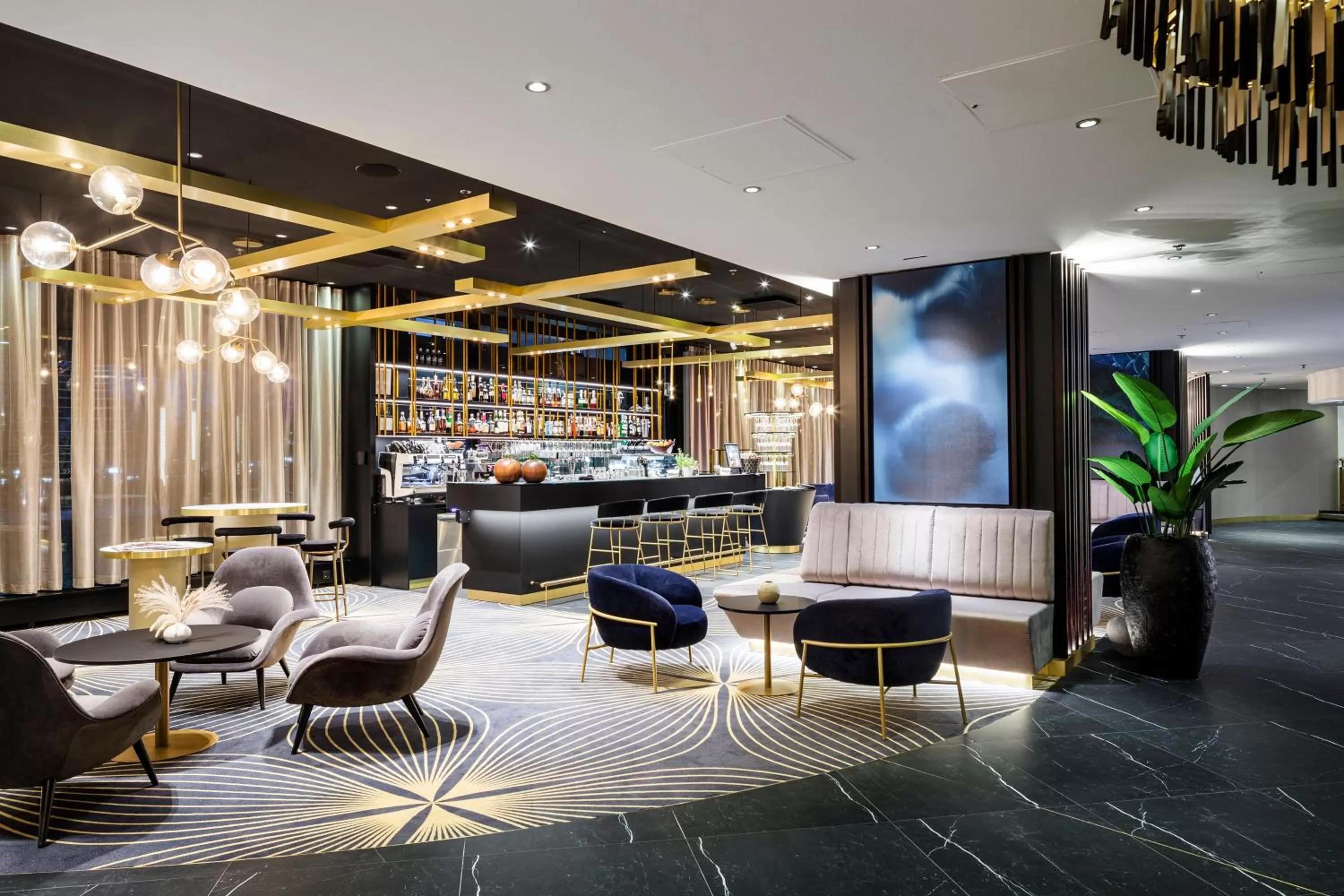 Lounge or bar in Crowne Plaza Helsinki - Hesperia by IHG