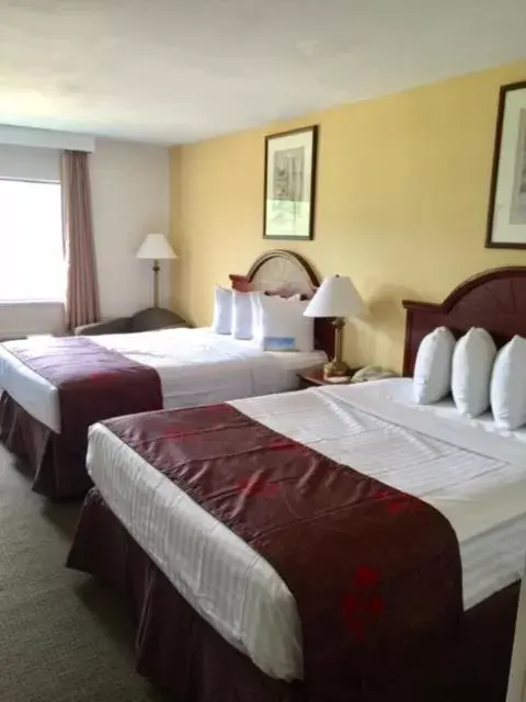 Bed in Days Inn & Suites by Wyndham Laurel Near Fort Meade