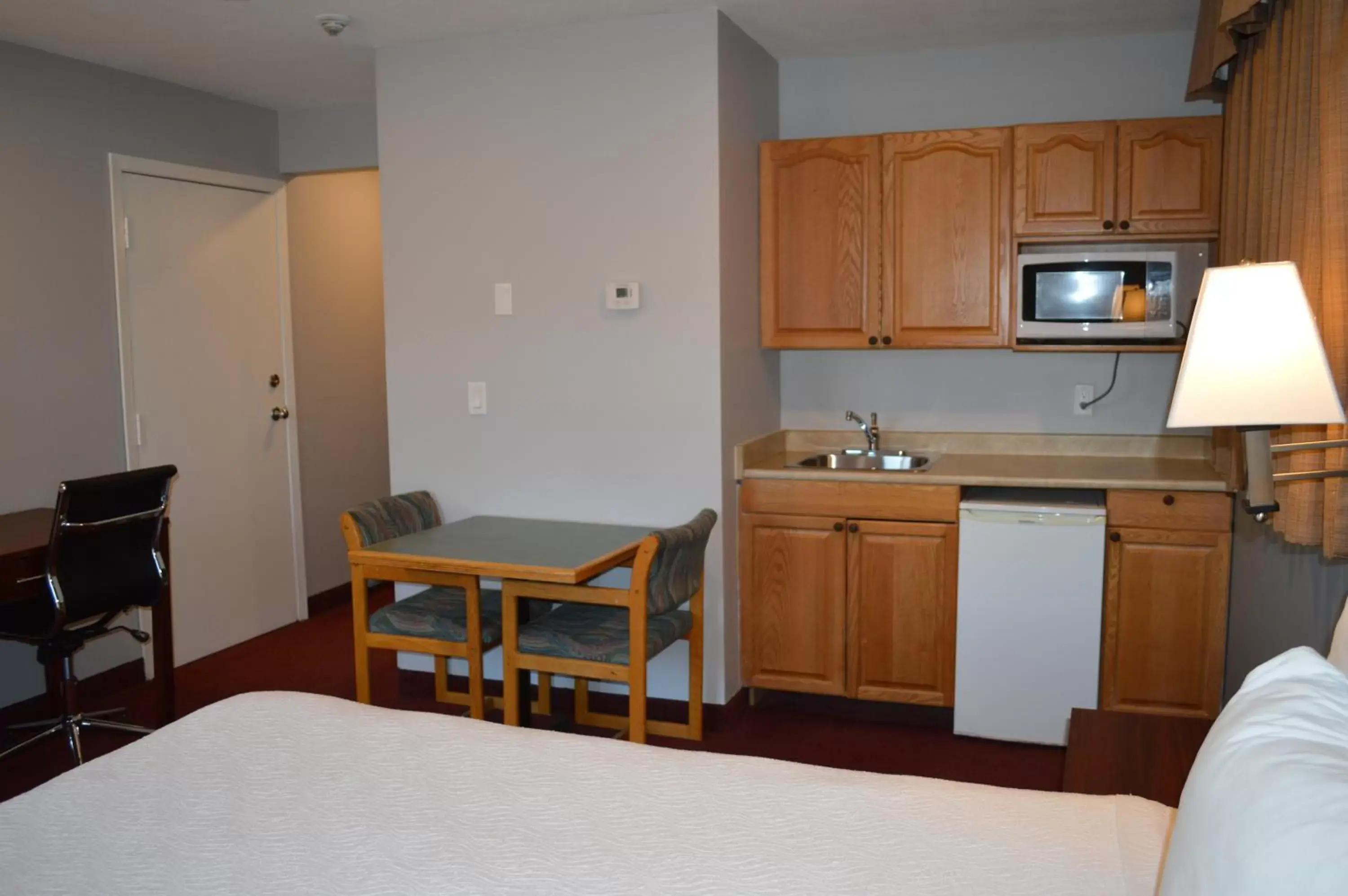 Kitchen or kitchenette, Kitchen/Kitchenette in Quality Inn & Suites