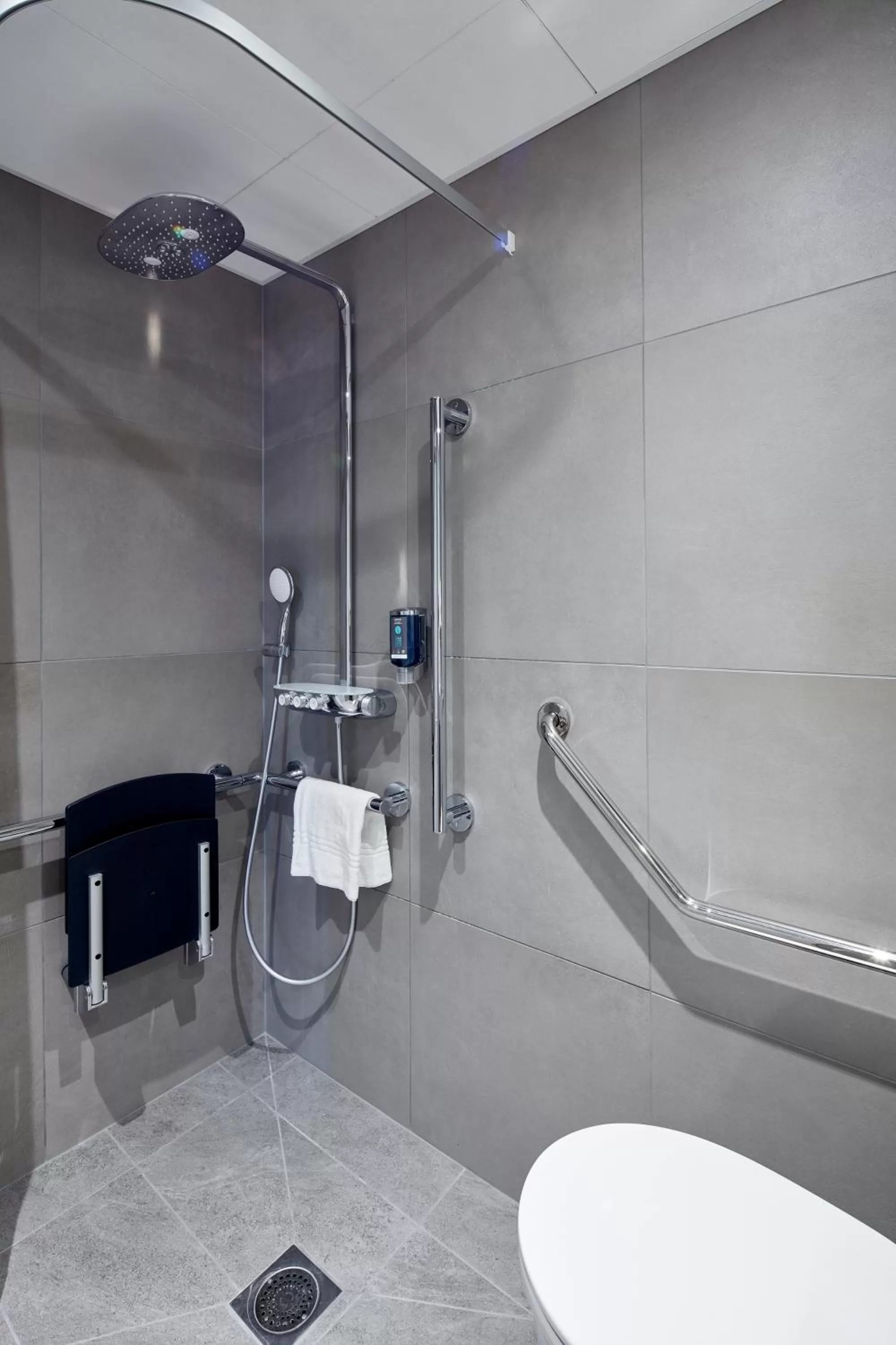 Shower in Novotel Suites Colmar Centre