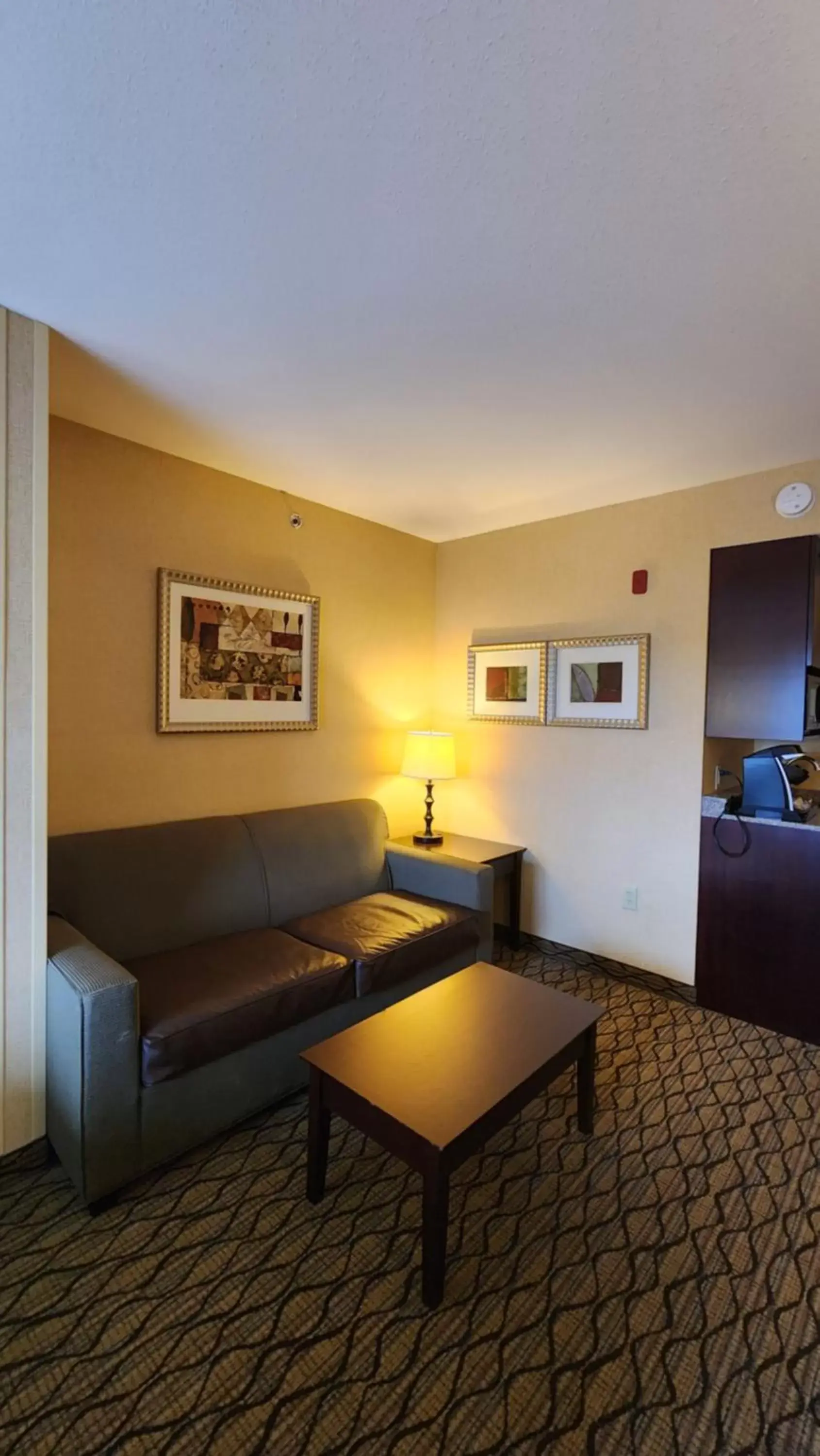 Living room, Seating Area in Kittanning Plaza Hotel