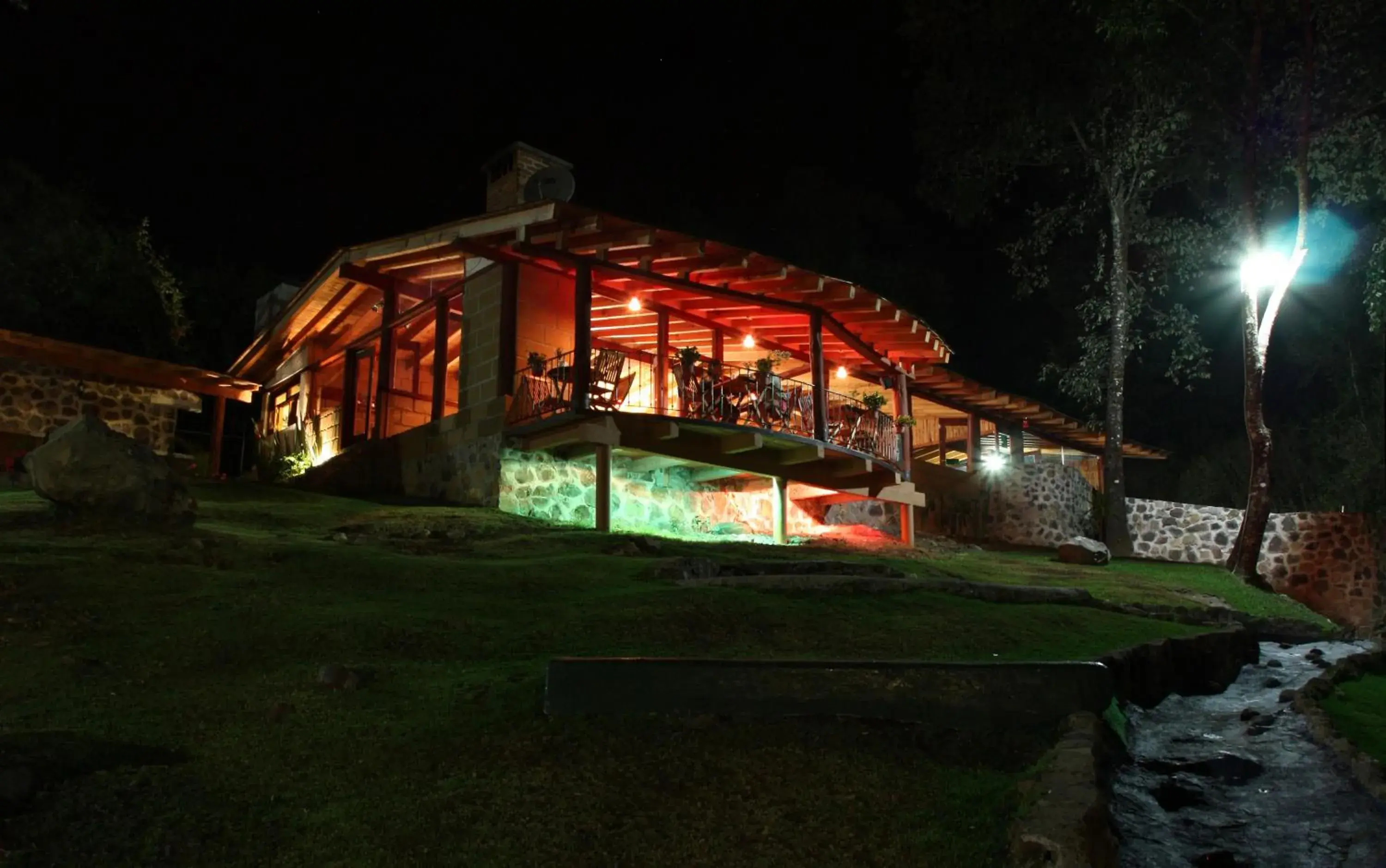 Restaurant/places to eat, Property Building in Cabañas El Estribo Hotel