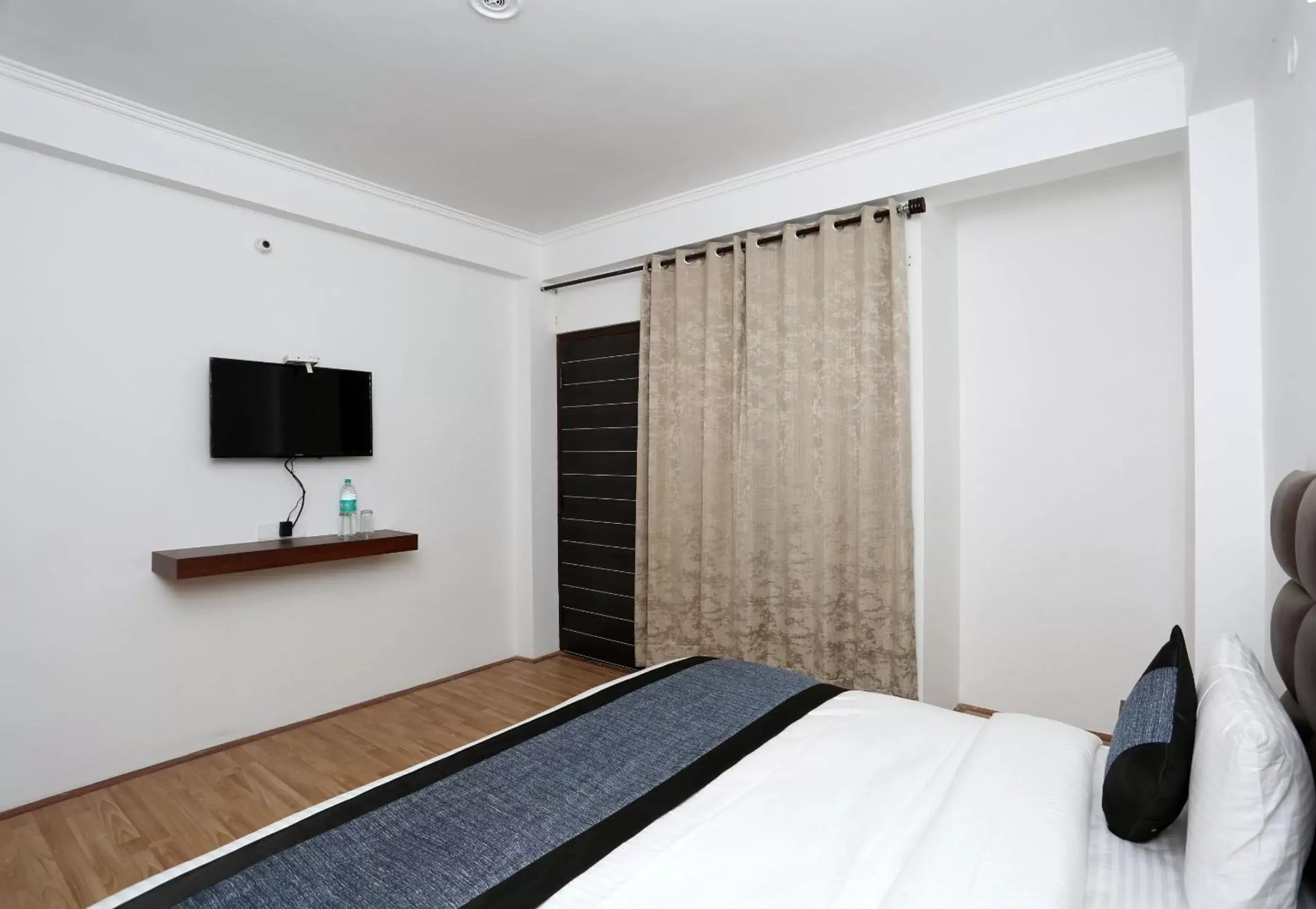 Bedroom, TV/Entertainment Center in Super OYO Summer King