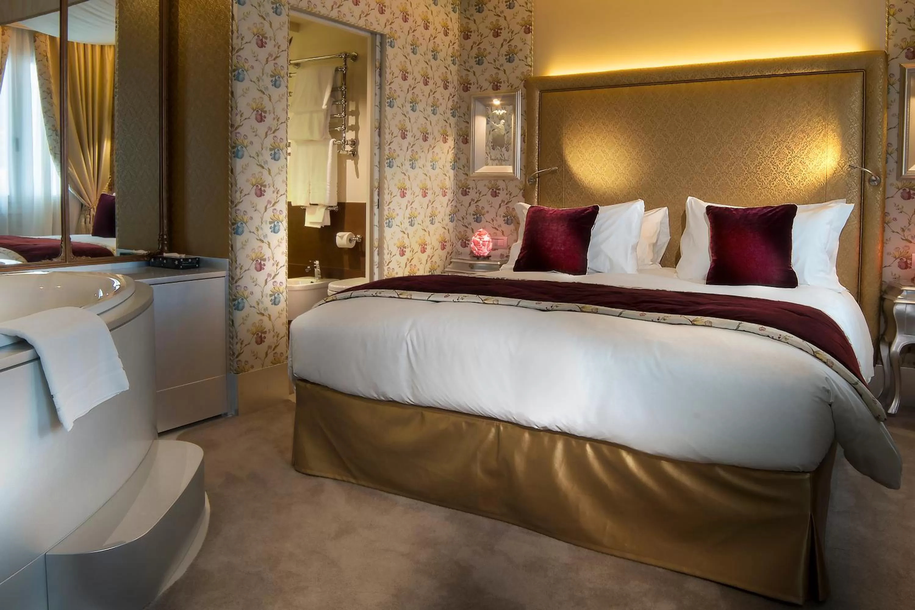 Photo of the whole room, Bed in Papadopoli Hotel Venezia - MGallery Collection