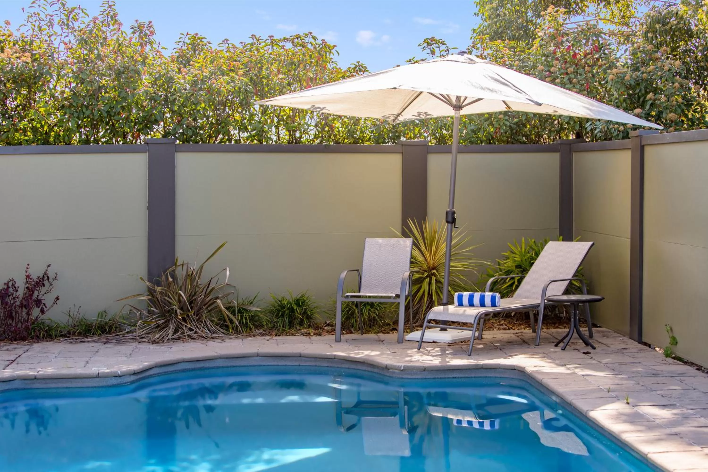 Swimming pool in Hunter Gateway Motel