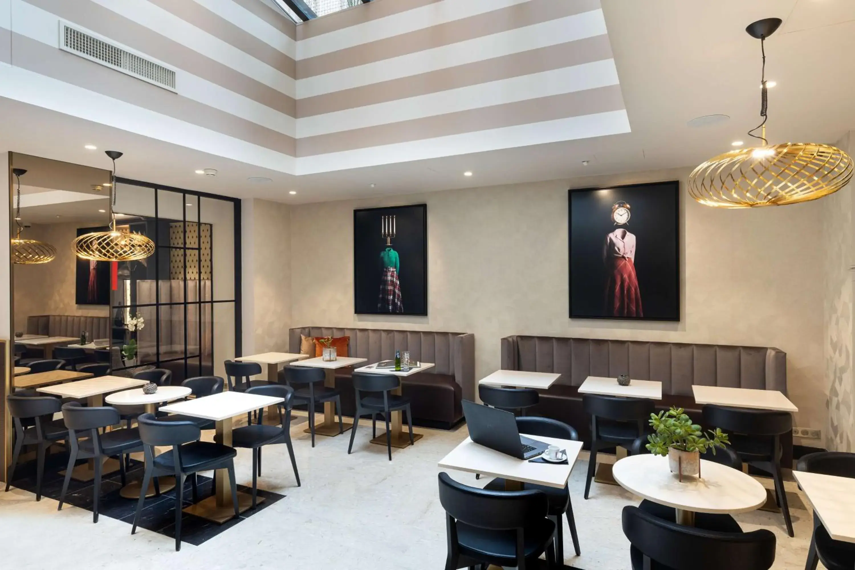 Lounge or bar, Restaurant/Places to Eat in Best Western Plus Hôtel Massena Nice