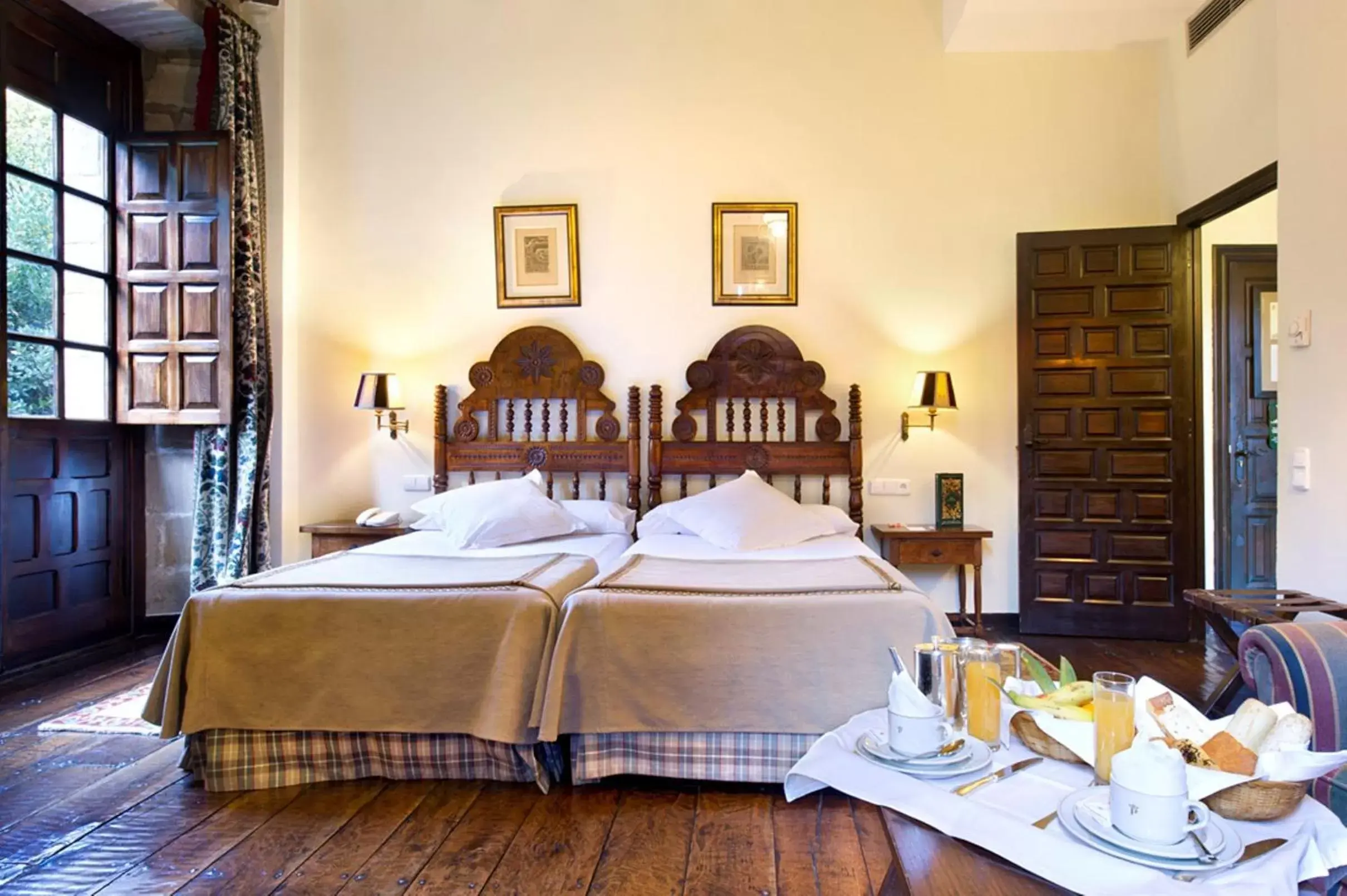 Photo of the whole room, Bed in Parador de Santillana Gil Blas