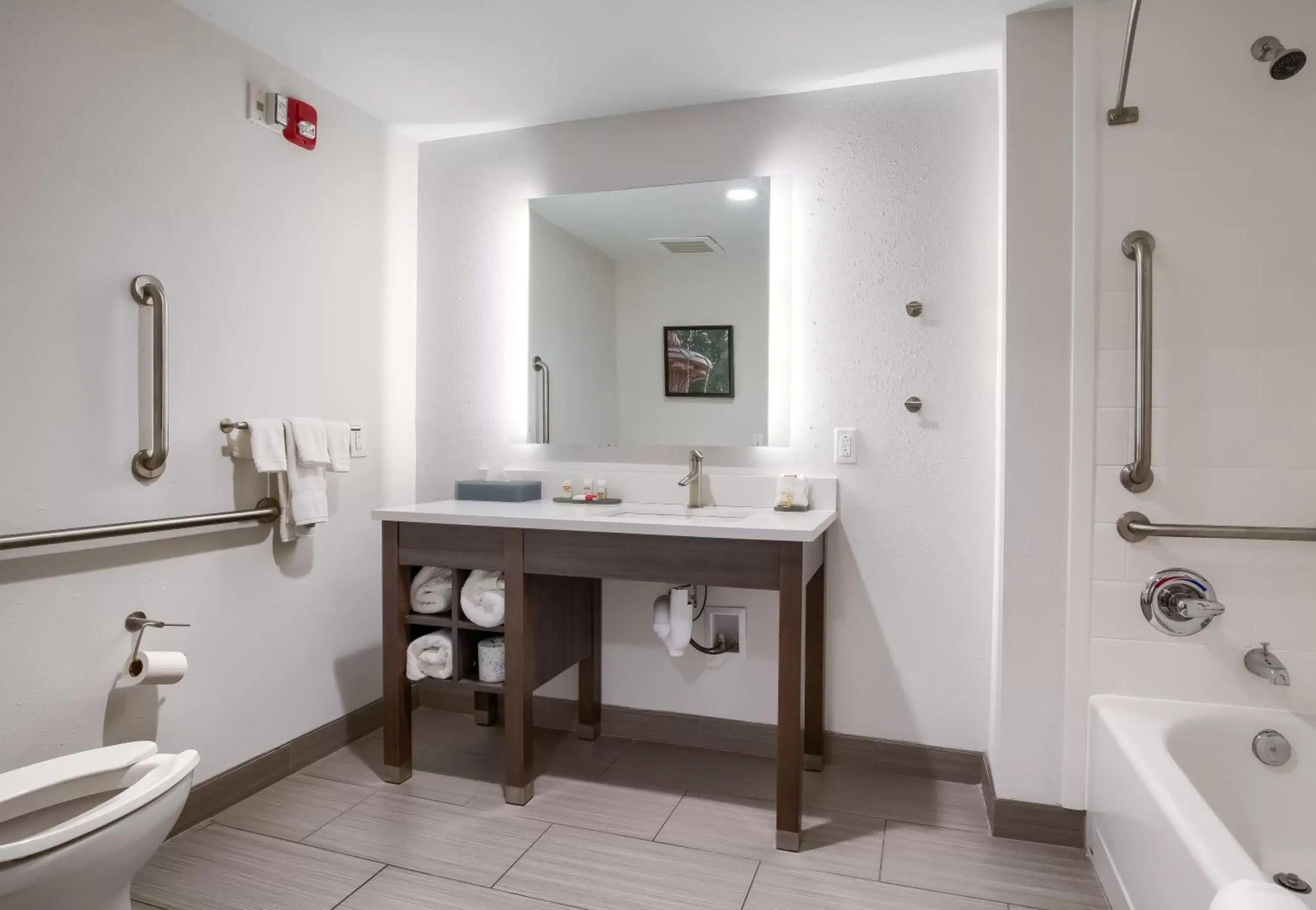 Bathroom in La Quinta by Wyndham Mobile