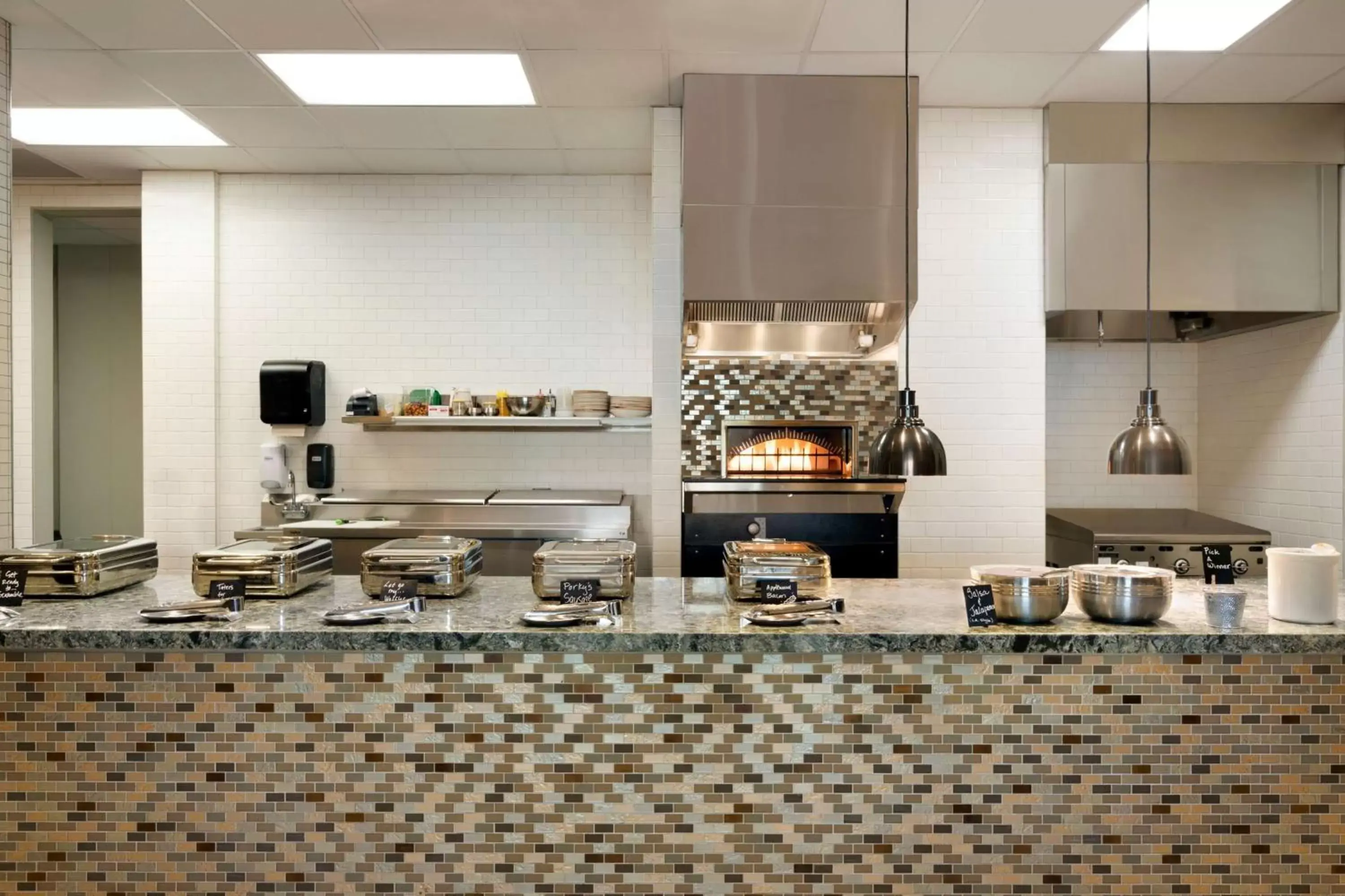 Dining area, Kitchen/Kitchenette in Embassy Suites By Hilton San Antonio Landmark
