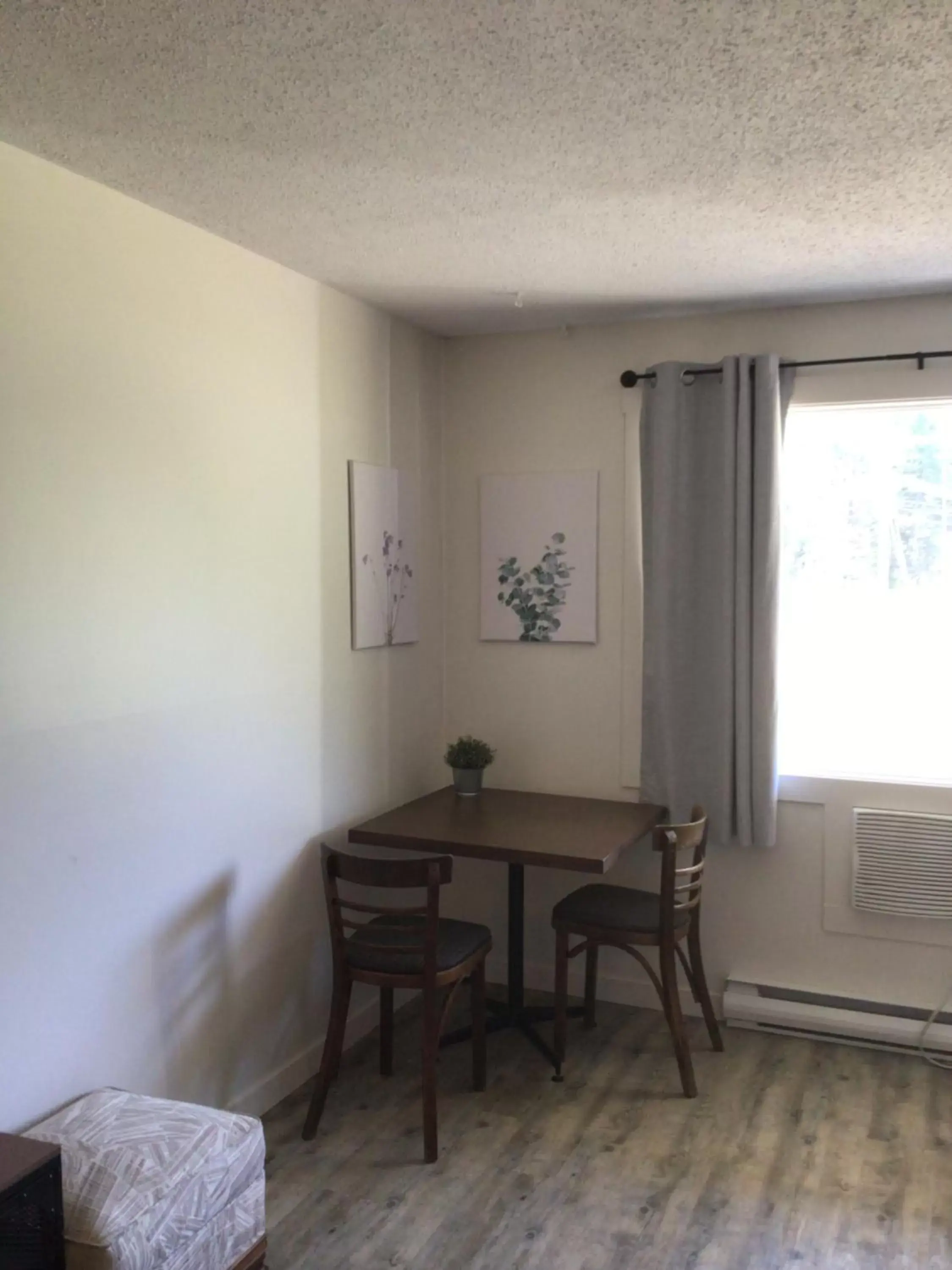 Dining Area in Christina Lake Motel and RV Park