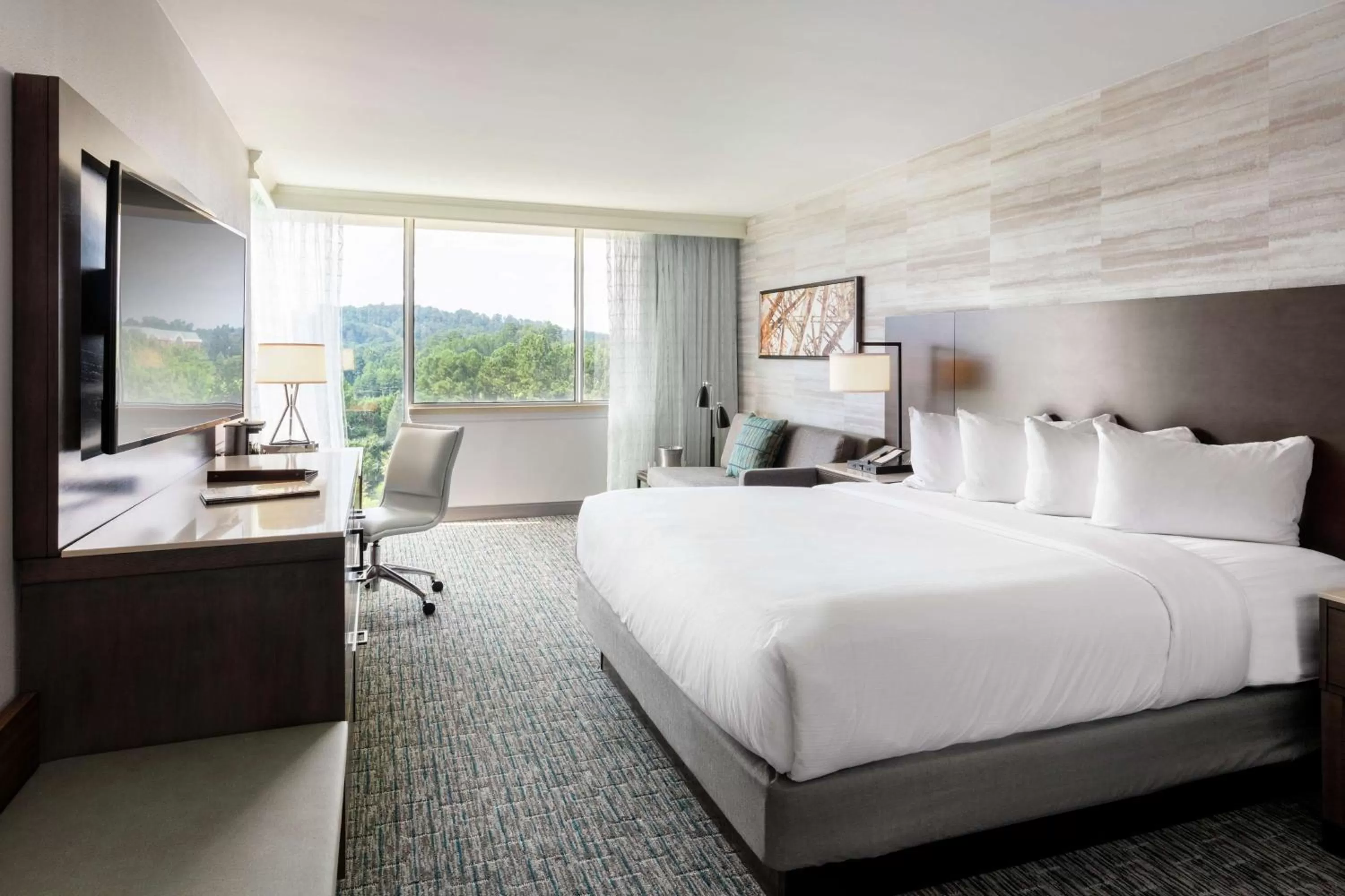 Bedroom, Bed in DoubleTree Birmingham Perimeter Park