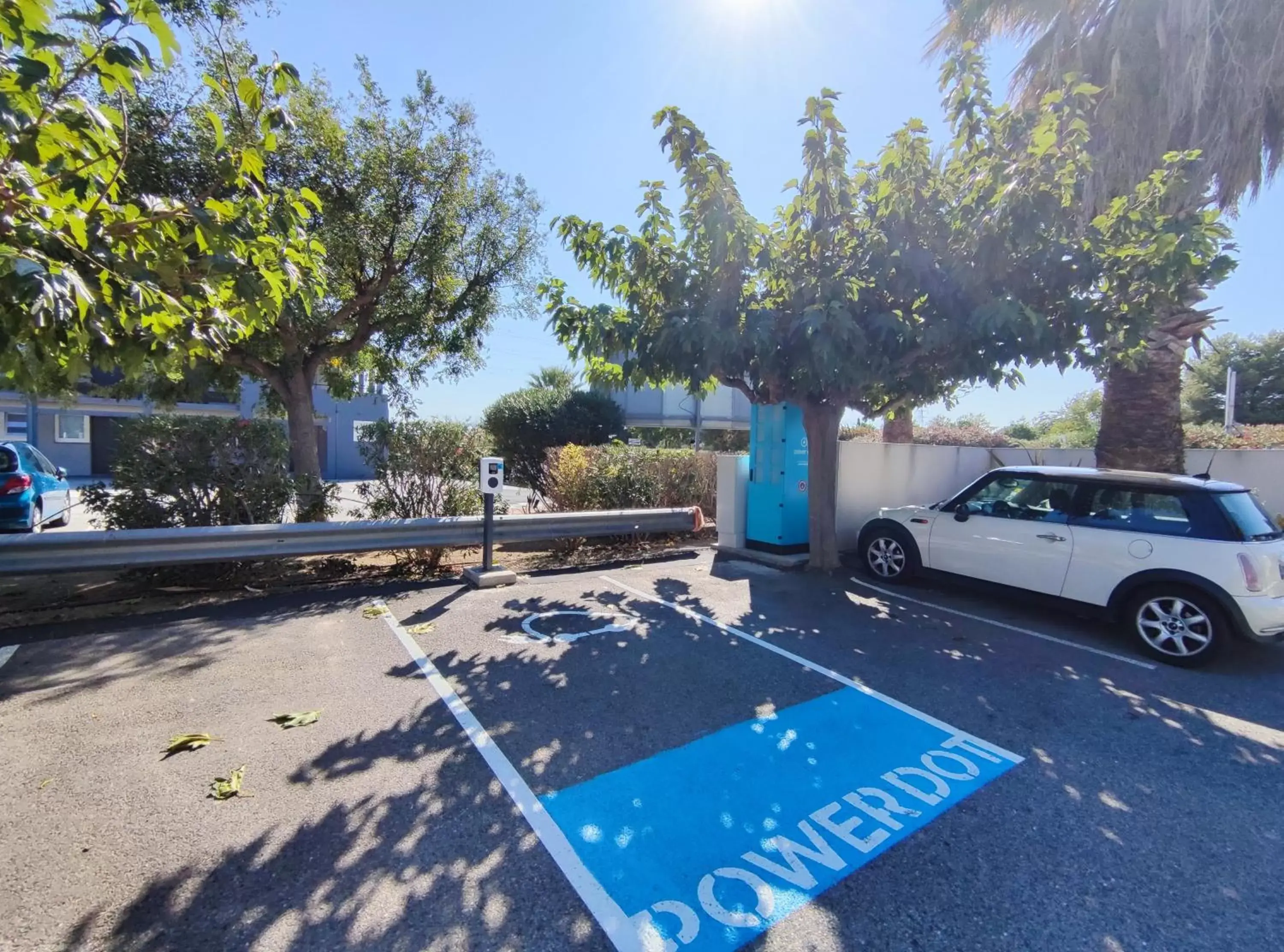 Parking, Swimming Pool in Brit Hotel Porte d'Espagne