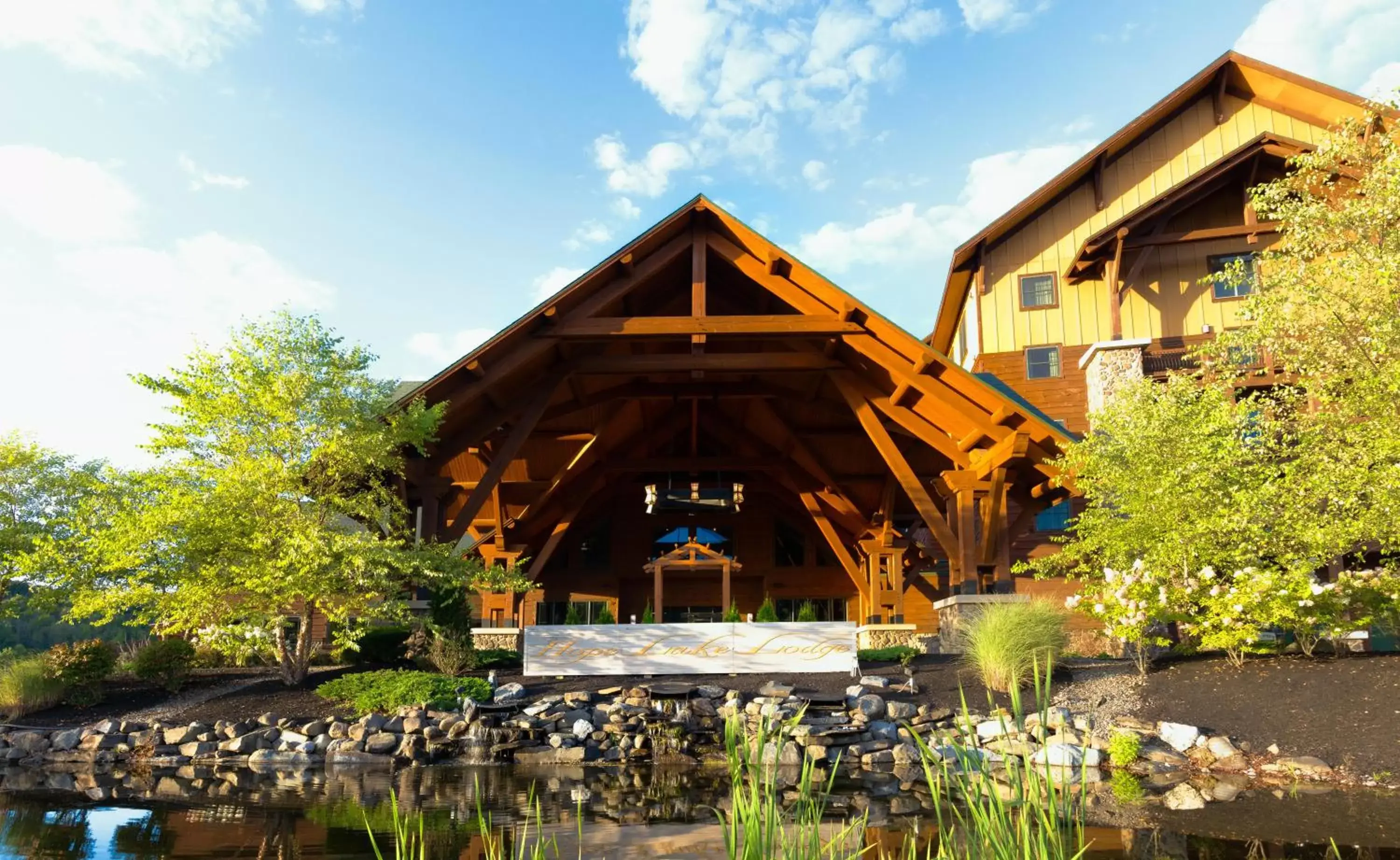 Facade/entrance in Hope Lake Lodge & Indoor Waterpark