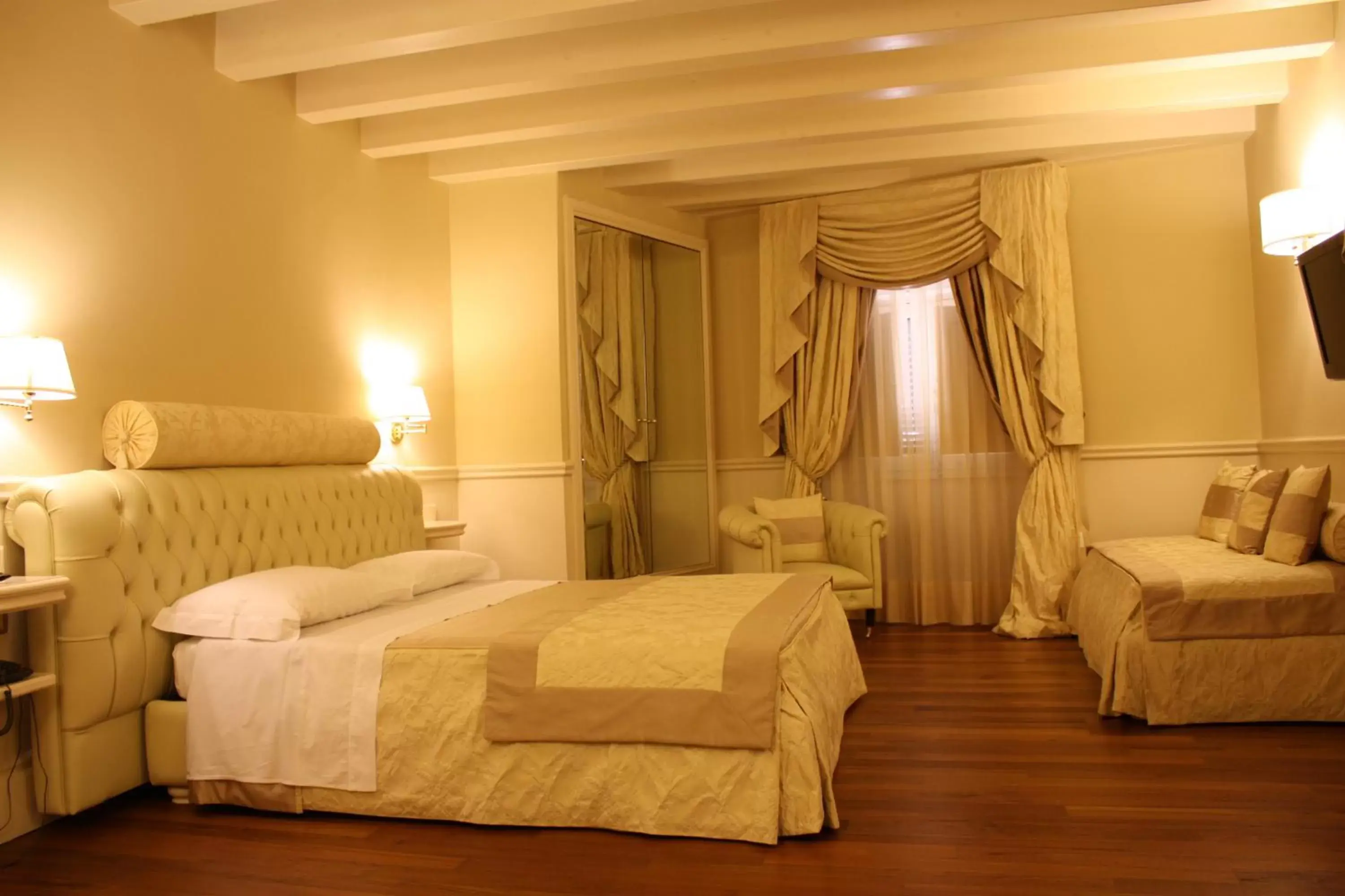 Photo of the whole room, Bed in Suite Hotel Santa Chiara