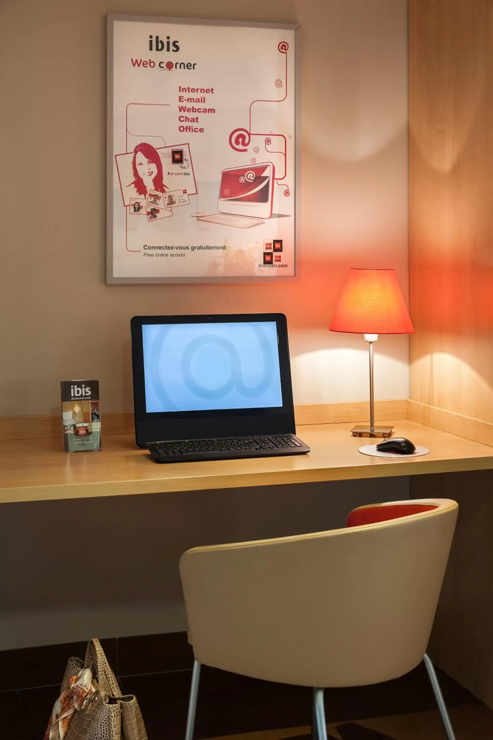 Seating area in ibis Toulouse Aeroport