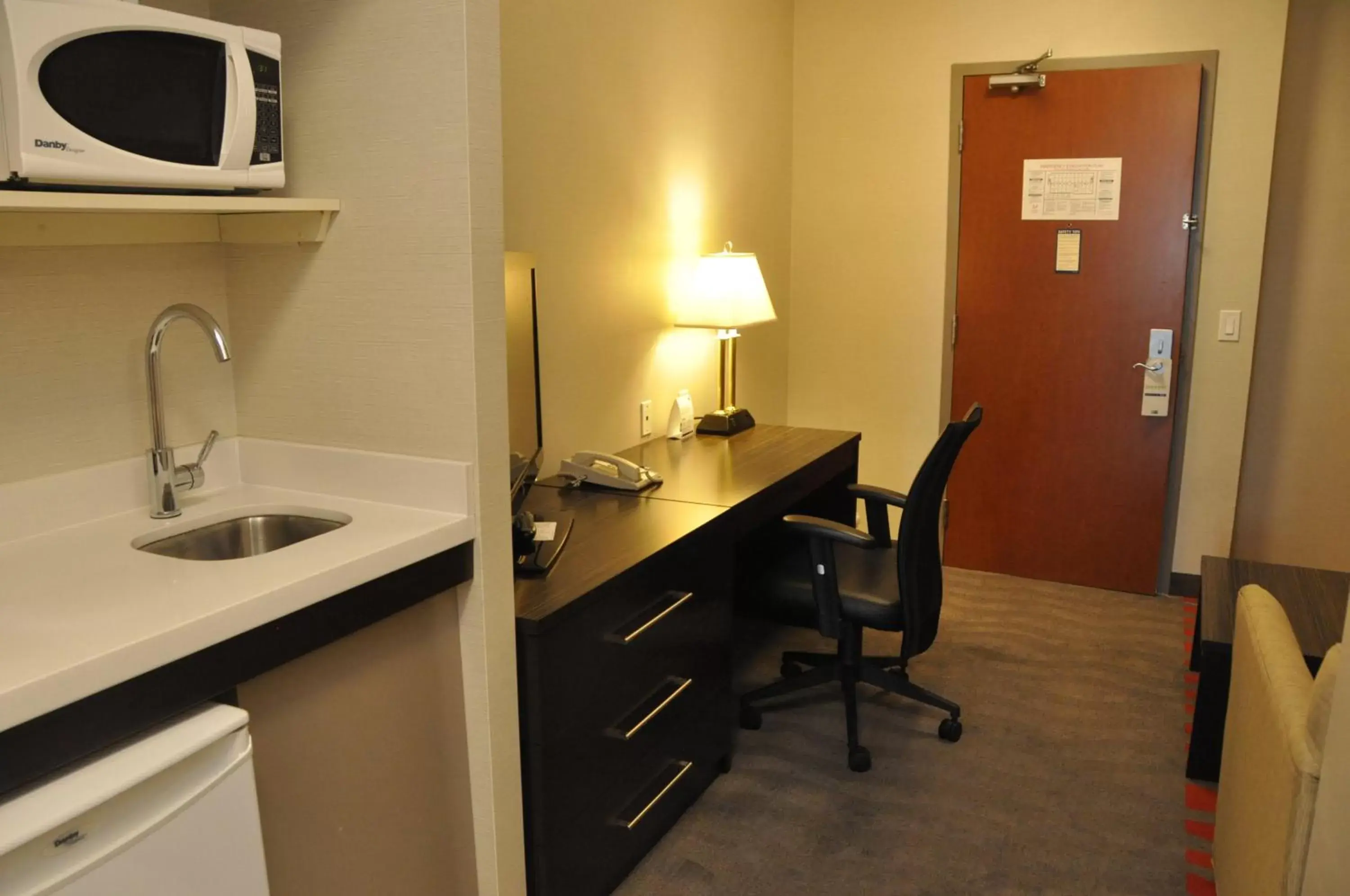 Photo of the whole room, Kitchen/Kitchenette in Holiday Inn Express Hotel & Suites Barrie, an IHG Hotel
