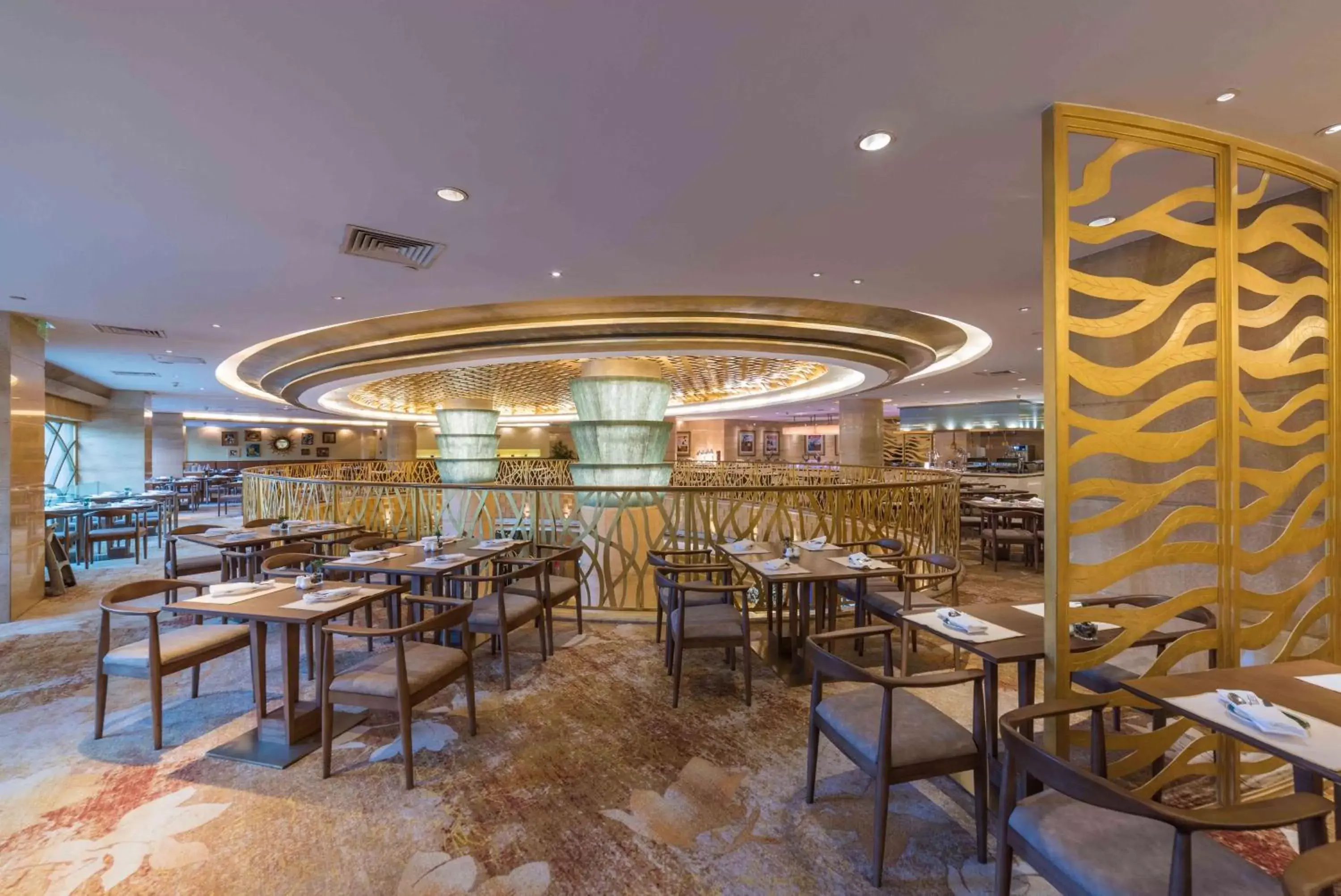 Lounge or bar, Restaurant/Places to Eat in Radisson Blu Hotel Shanghai New World