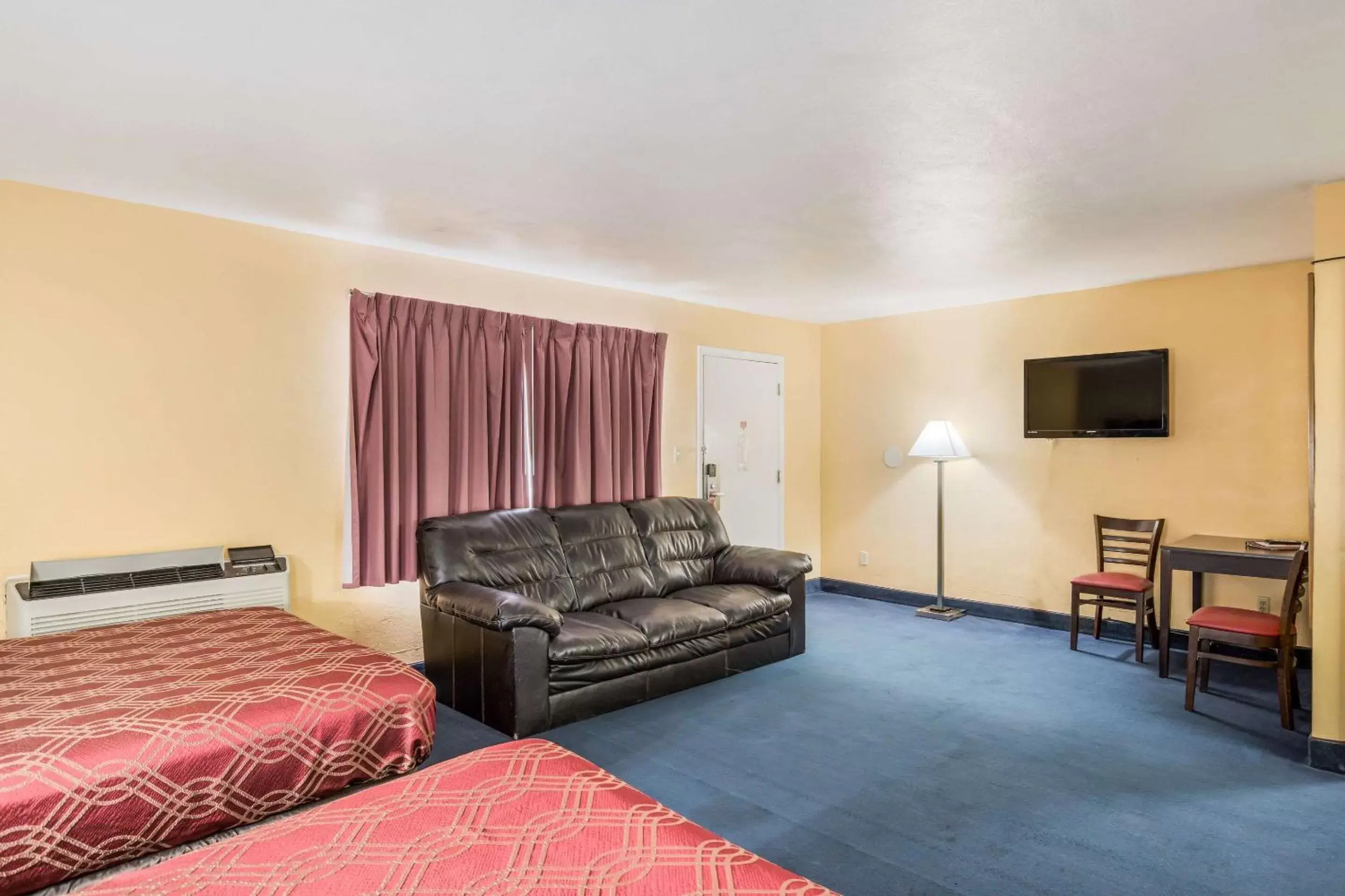 Photo of the whole room, Seating Area in Econo Lodge Cameron