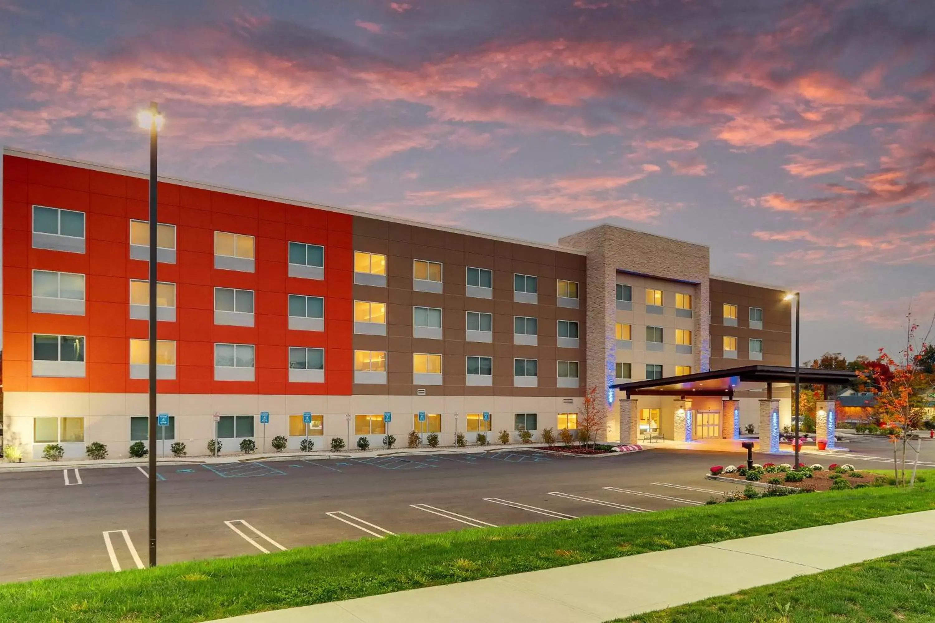 Property Building in Holiday Inn Express & Suites - Middletown - Goshen, an IHG Hotel