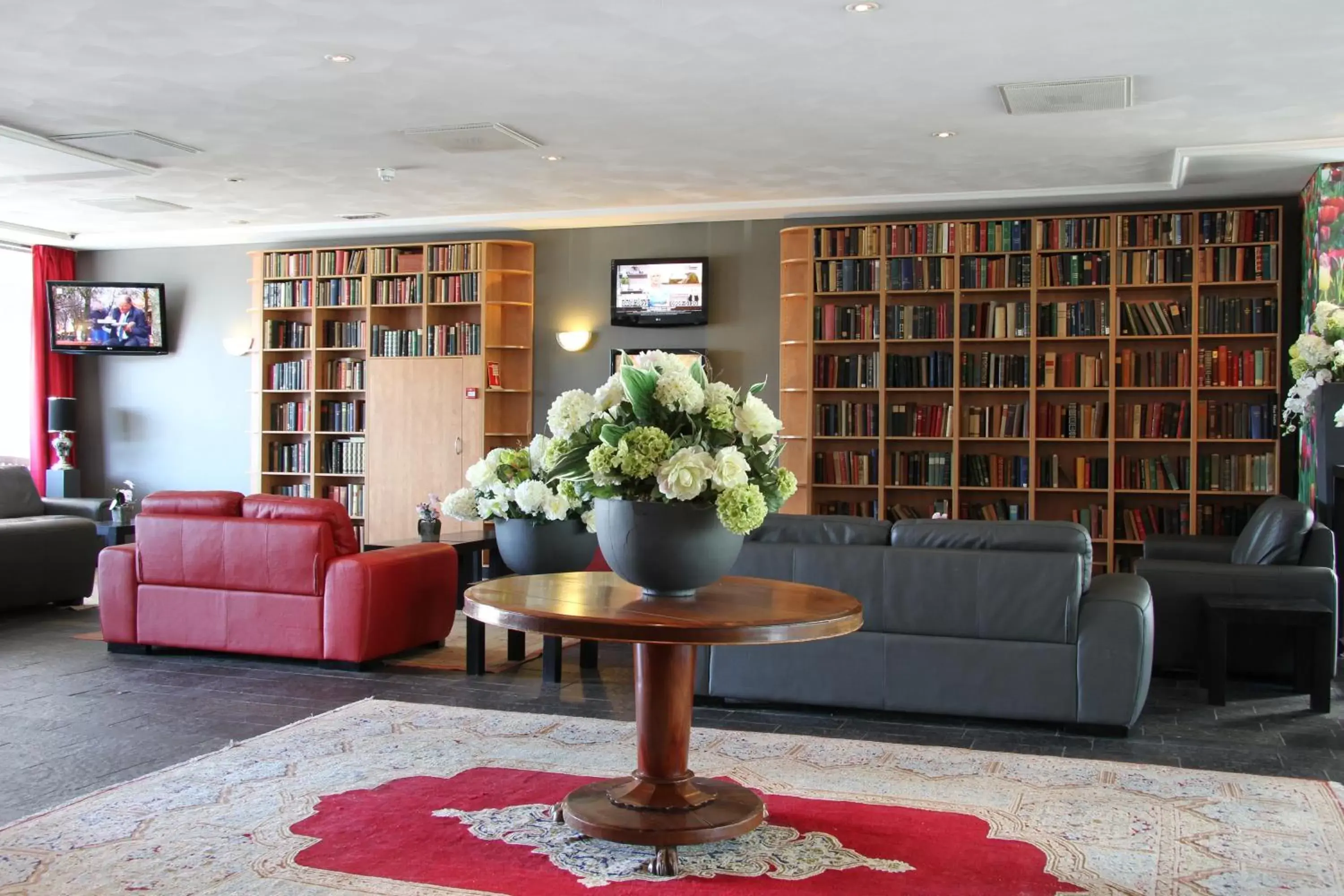 Lounge or bar, Library in Best Western Plus Amsterdam Airport Hotel