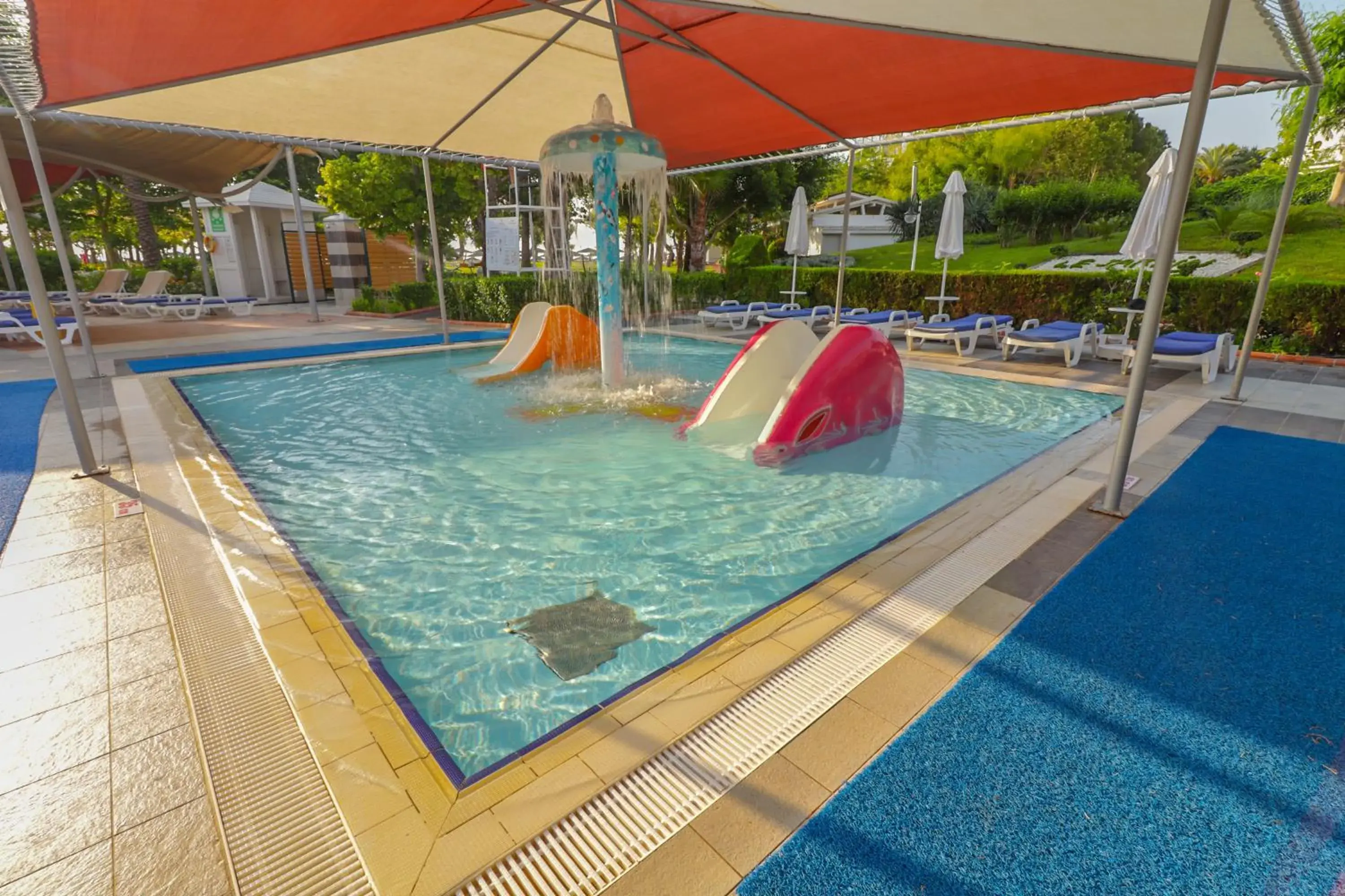 Swimming Pool in Queen's Park Le Jardin