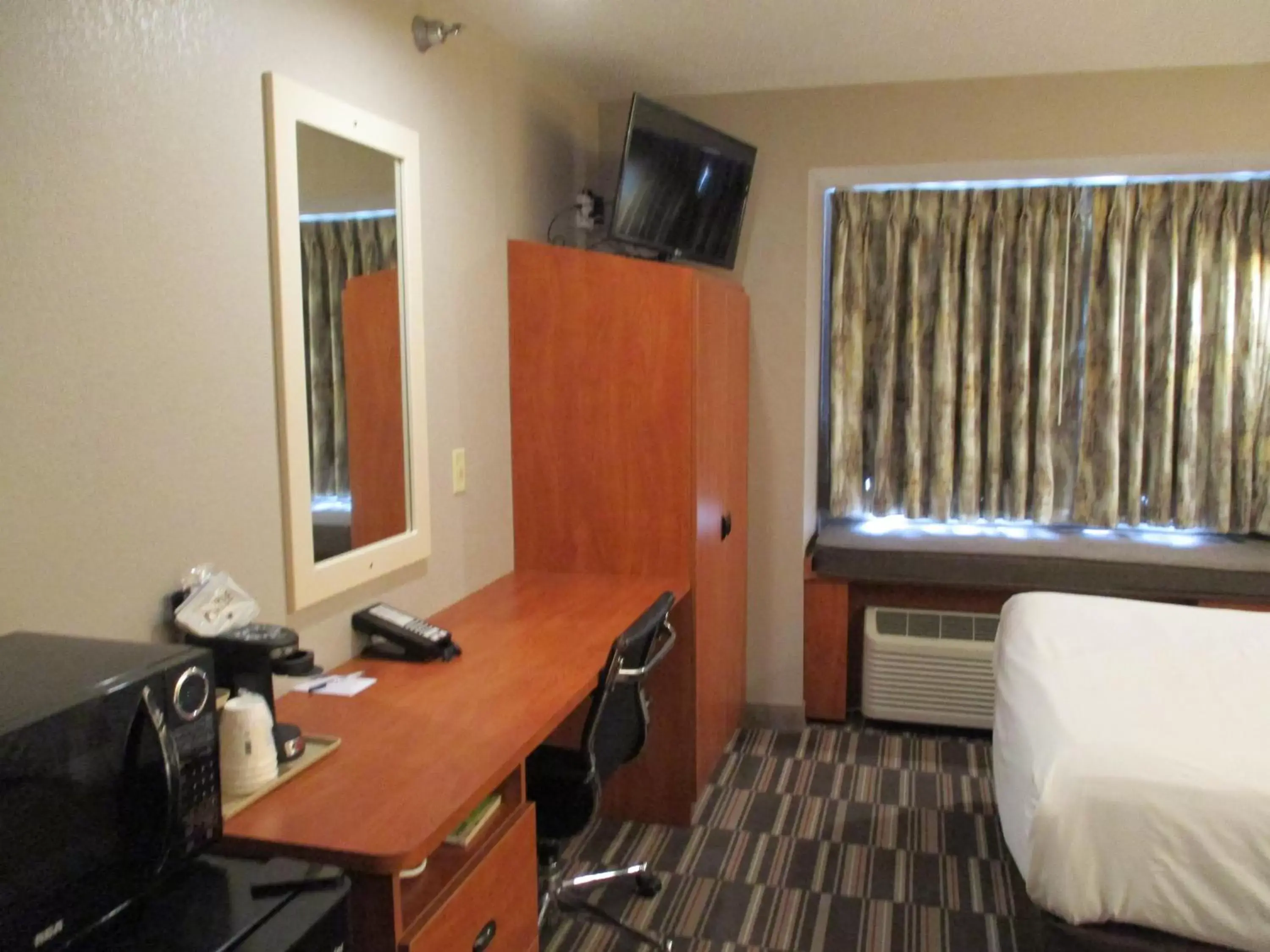 Bedroom, TV/Entertainment Center in Microtel Inn & Suites by Wyndham New Ulm