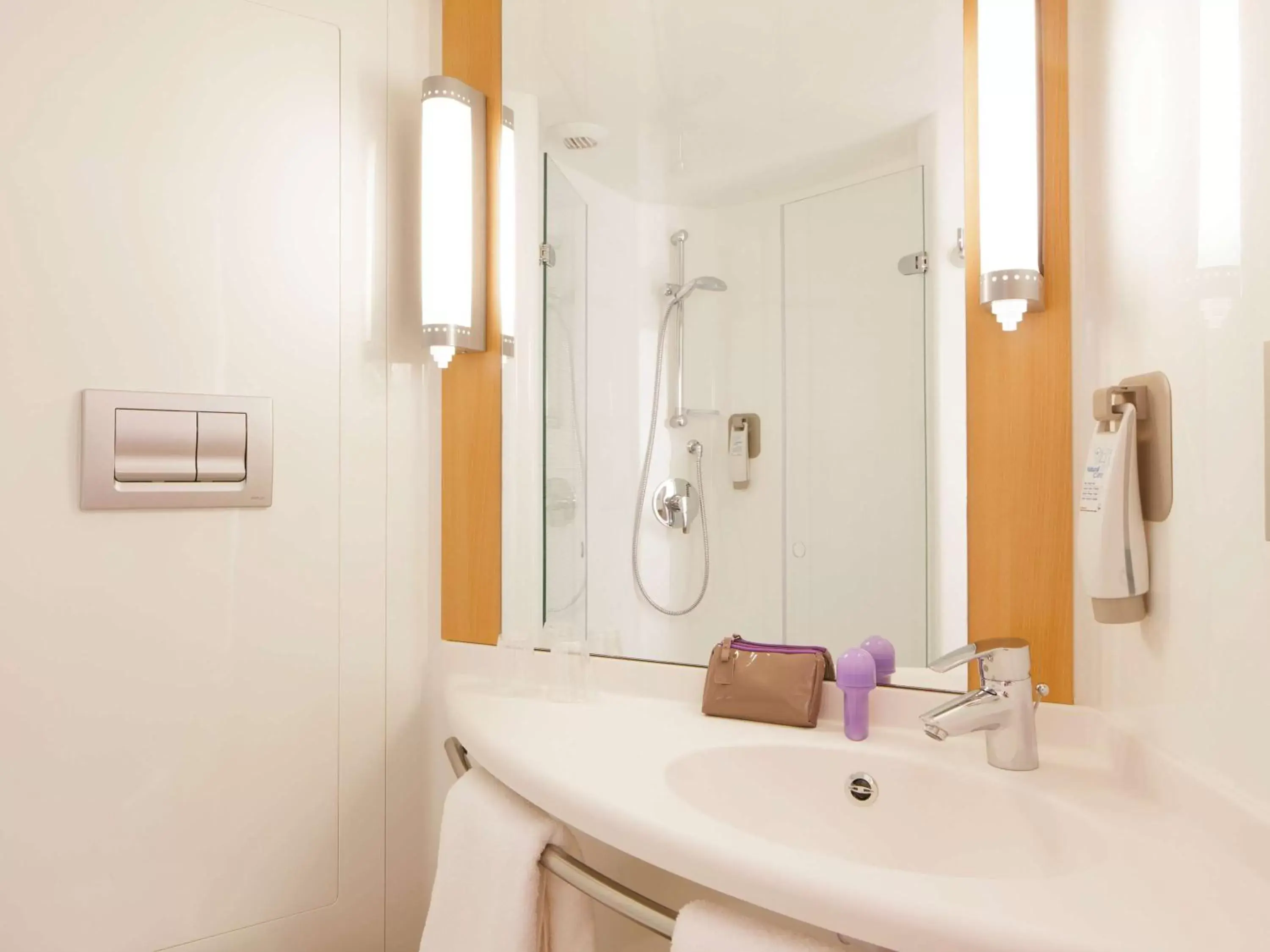 Photo of the whole room, Bathroom in ibis London Shepherds Bush - Hammersmith