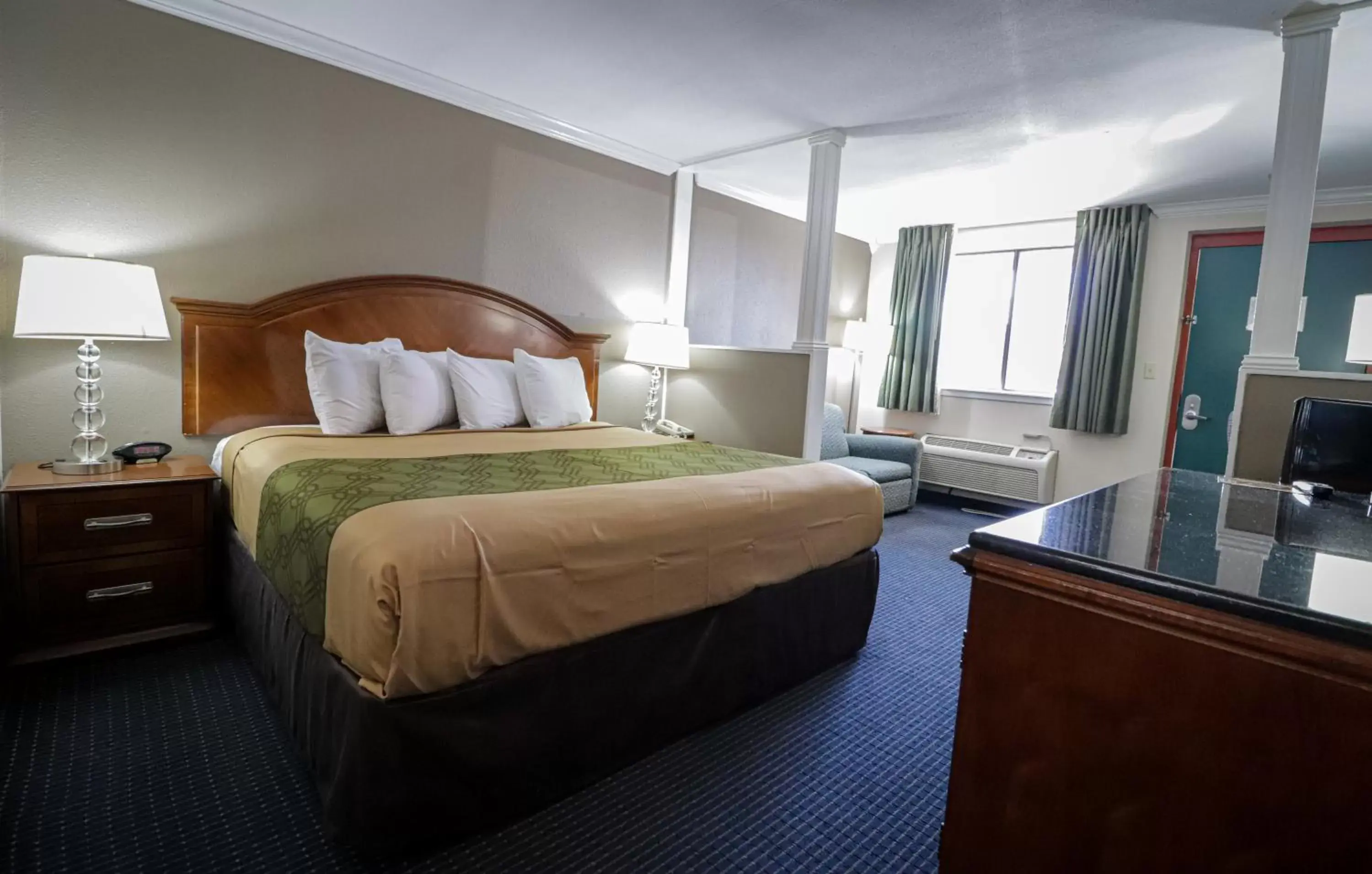Bed in University Inn & Suites