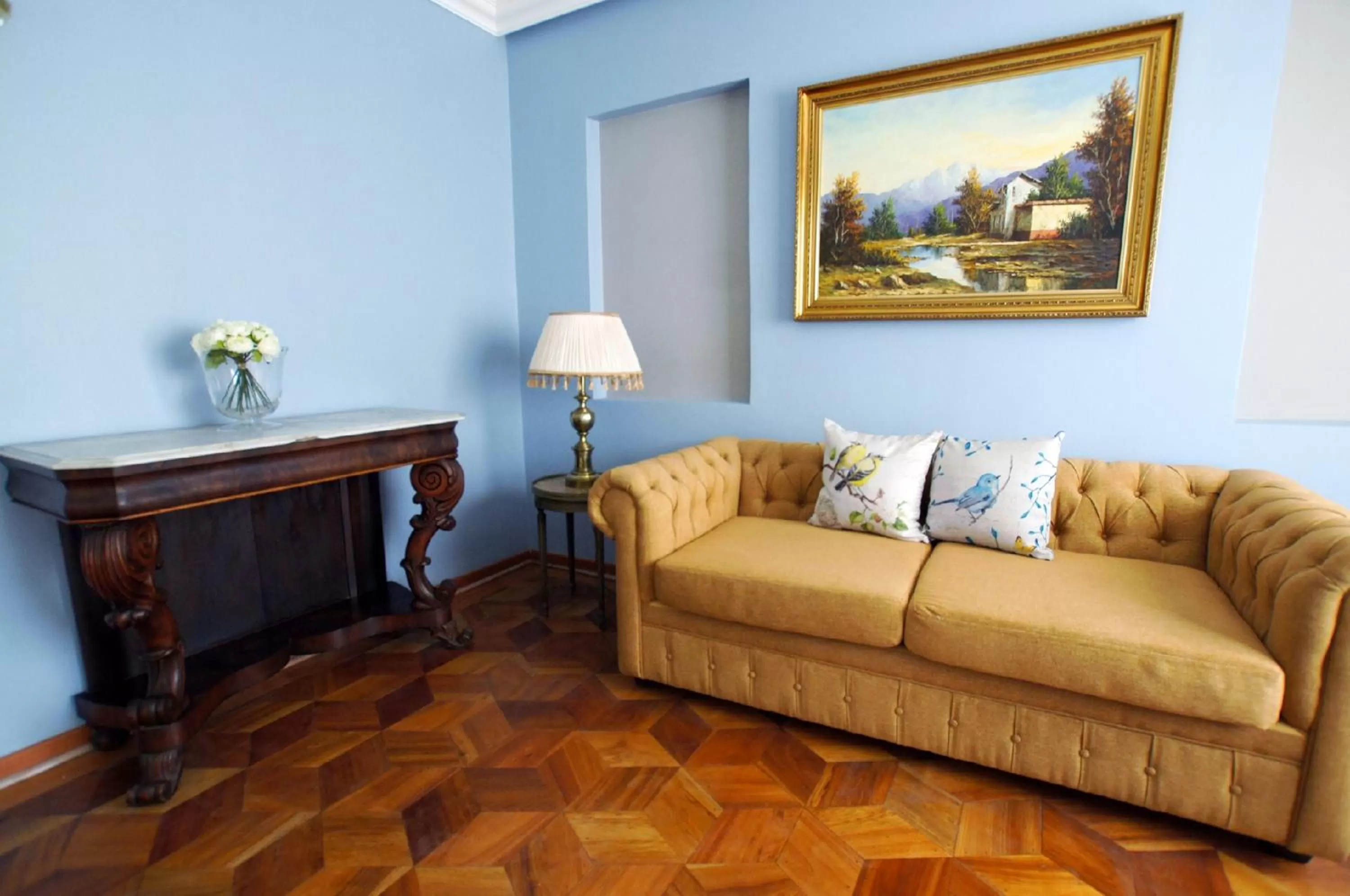 Communal lounge/ TV room in Quiral Hotel Boutique