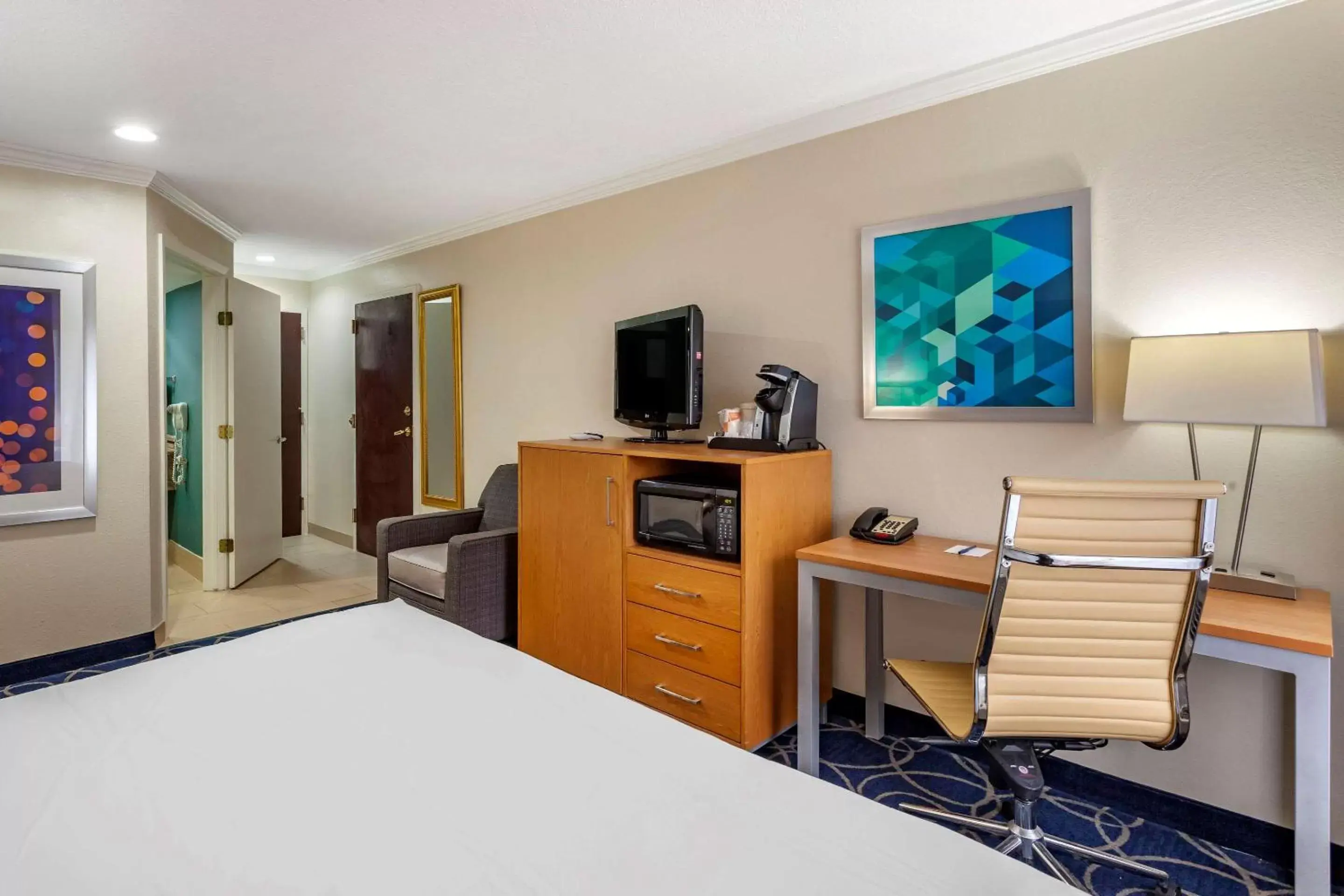 Photo of the whole room, TV/Entertainment Center in Comfort Inn & Suites Houston I-10 West Energy Corridor