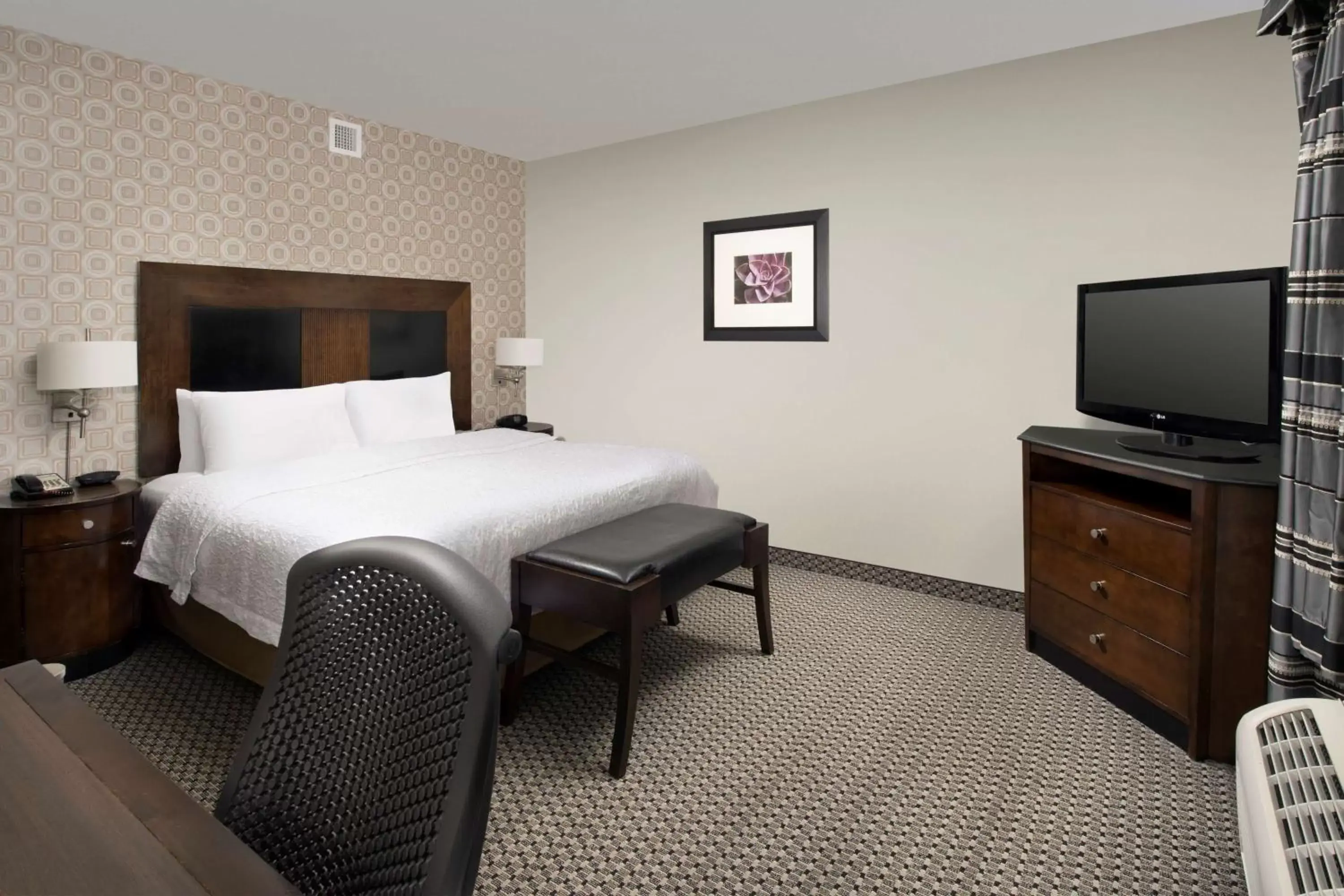 Bed in Hampton Inn & Suites Athens/Interstate 65
